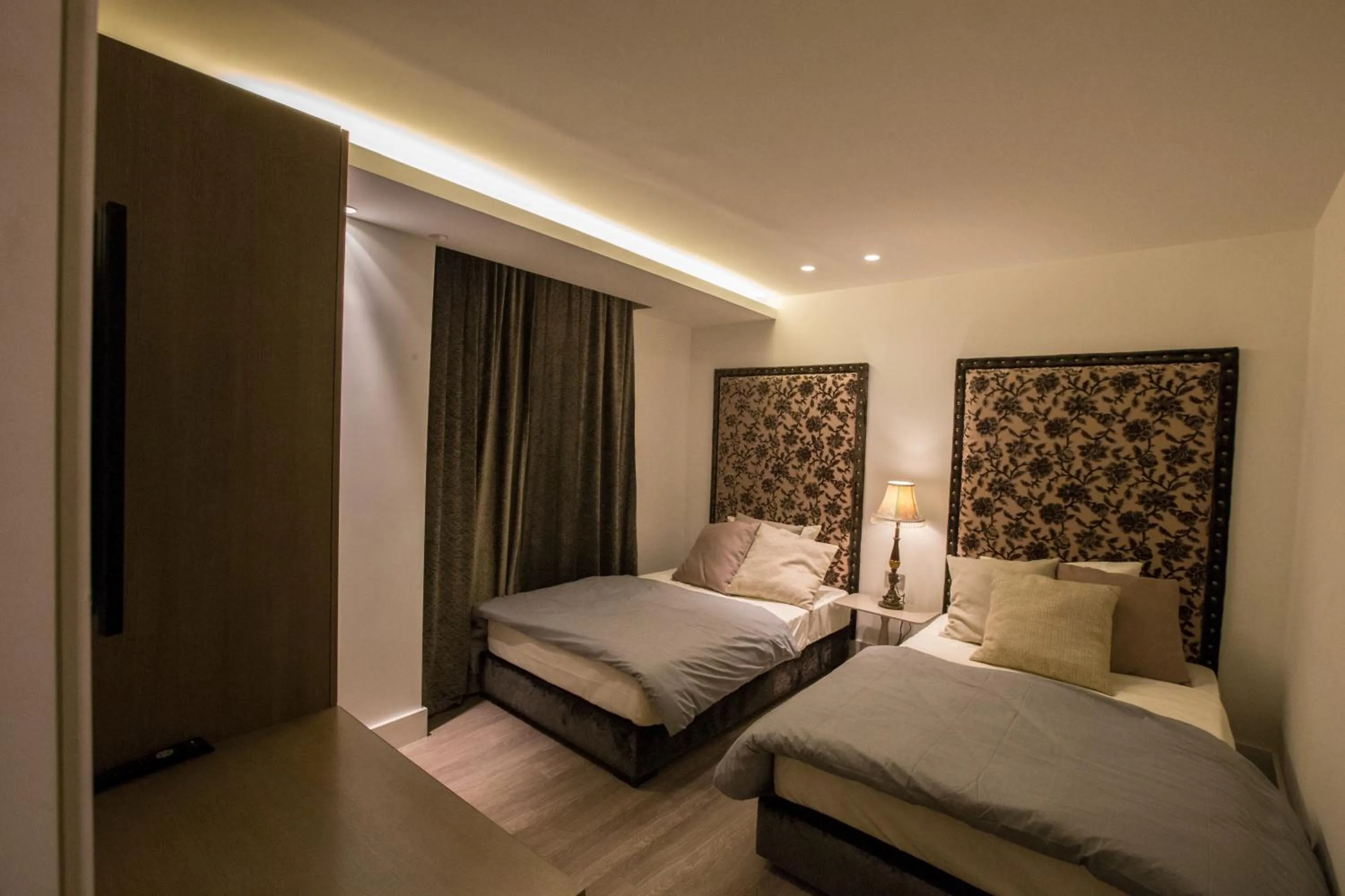 Bed in Four Seasons Halat