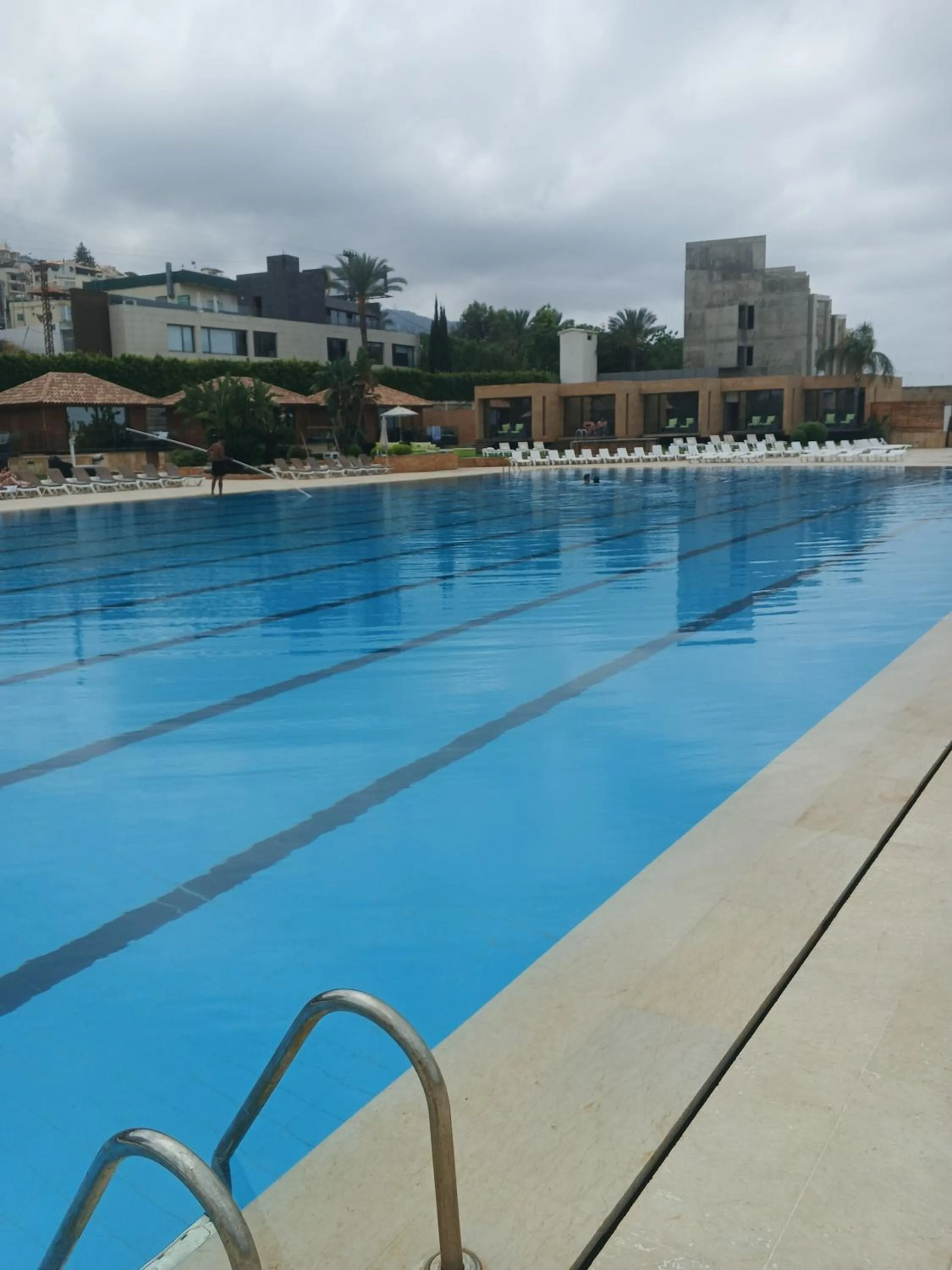 Pool view in Four Seasons Halat