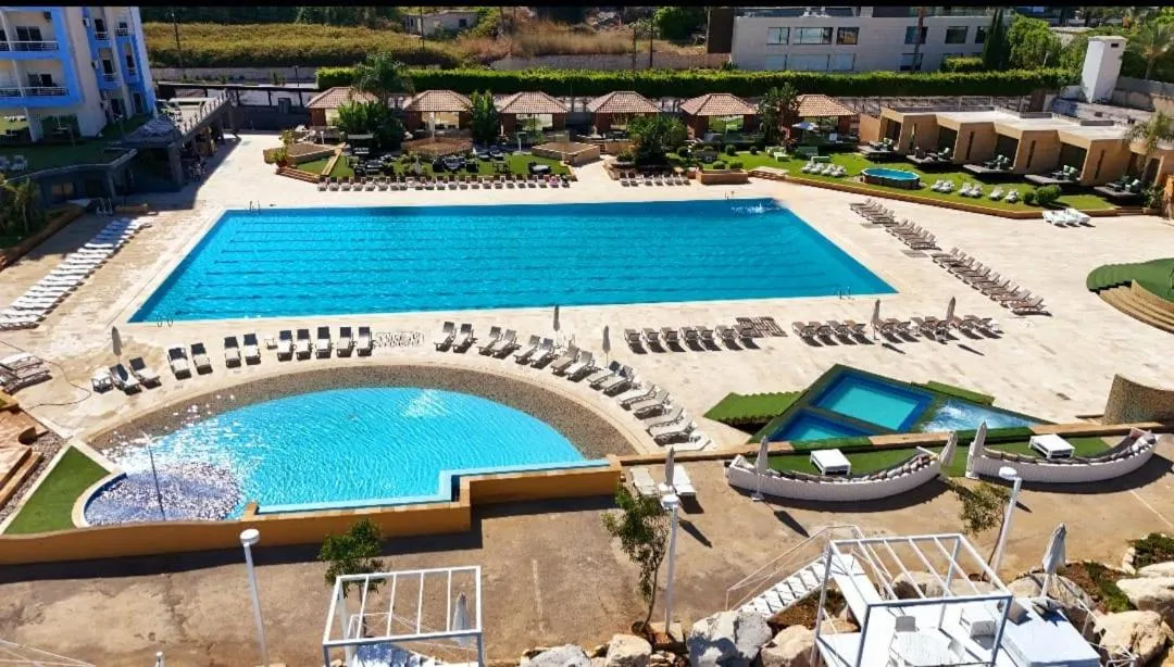 Swimming pool in Four Seasons Halat