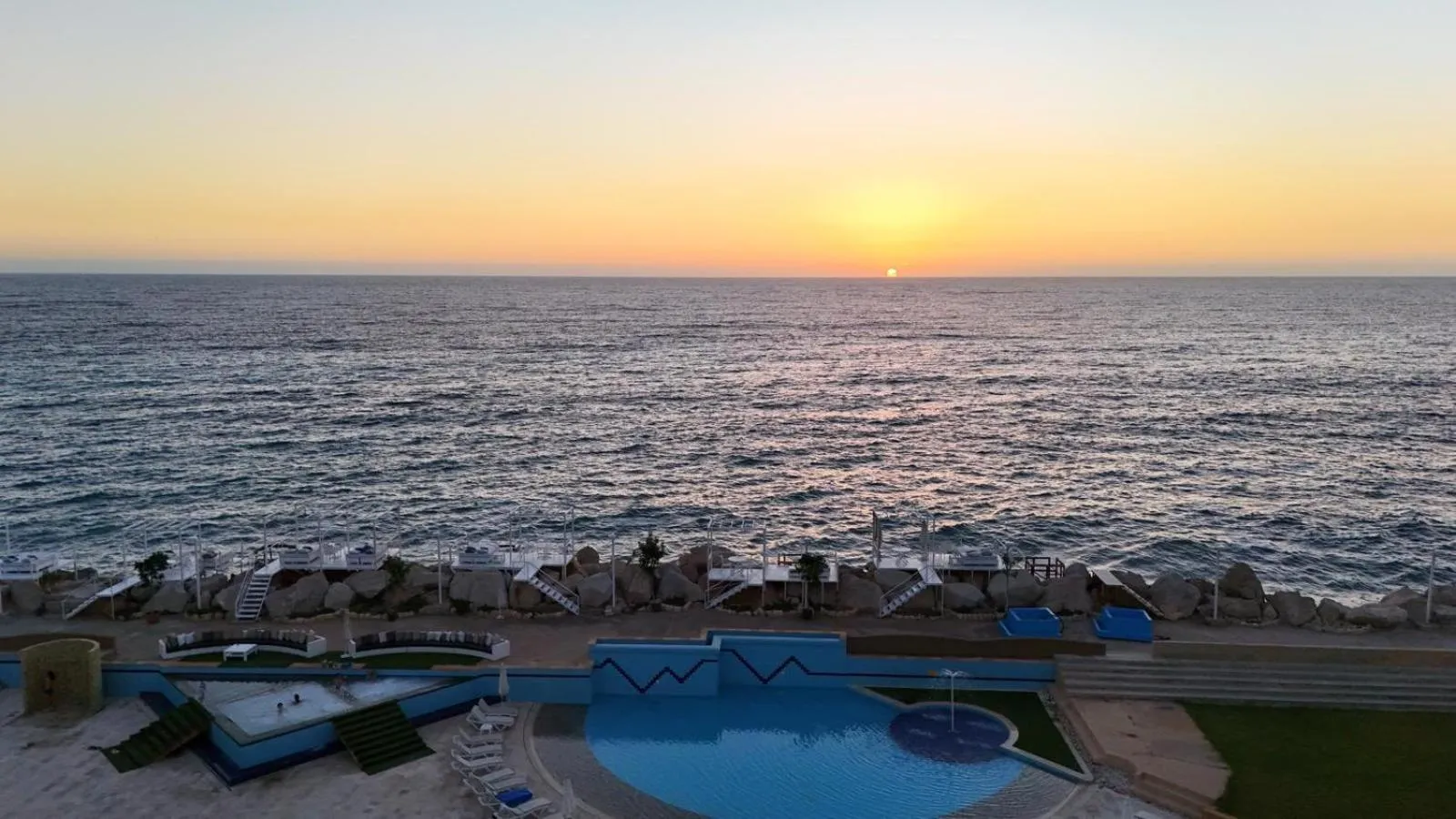 Pool view in Four Seasons Halat