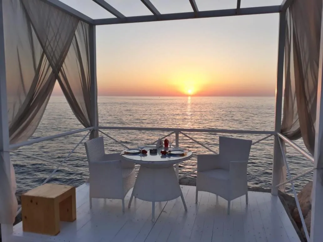 Seating area in Four Seasons Halat