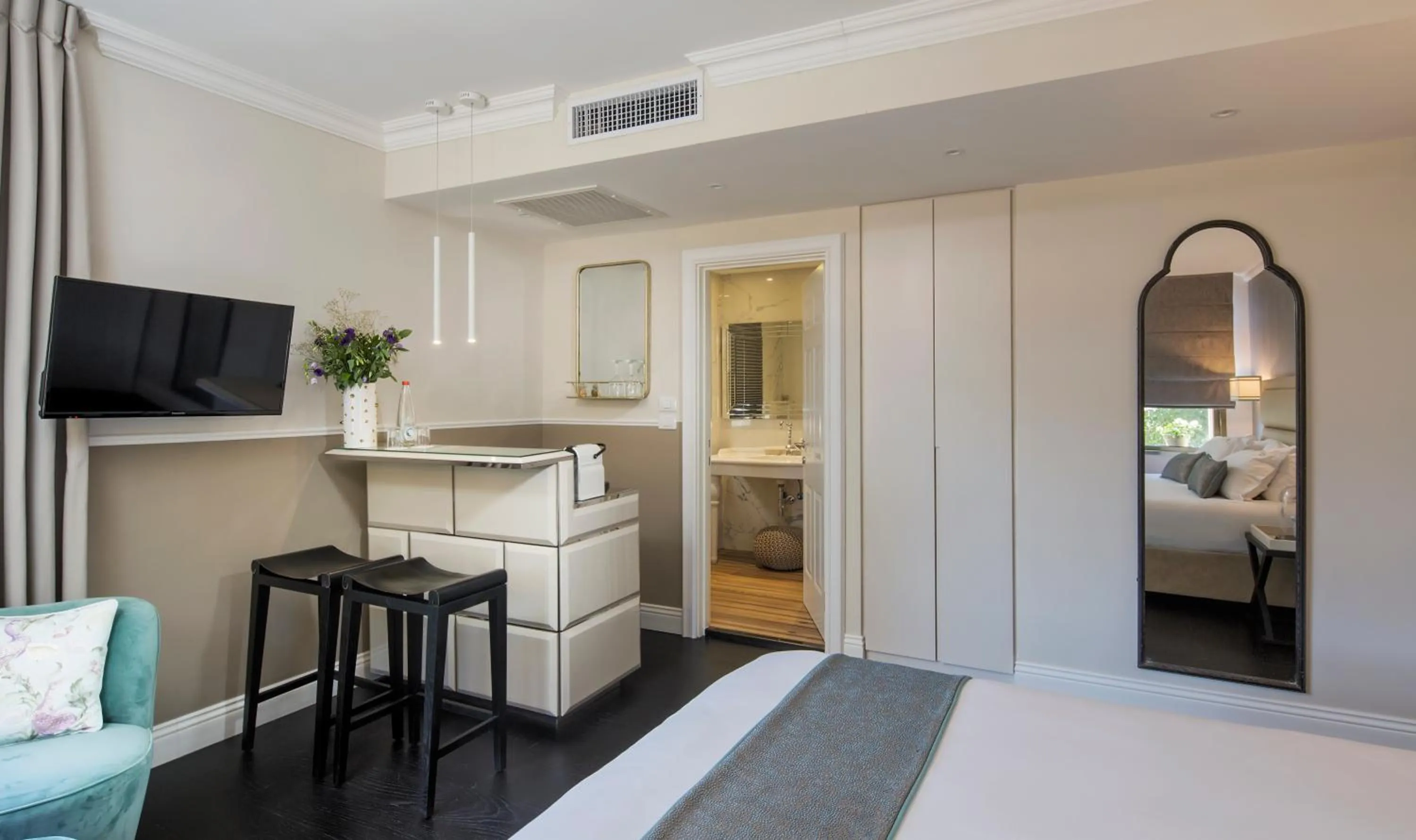 TV and multimedia, Bed in A23 Boutique Hotel