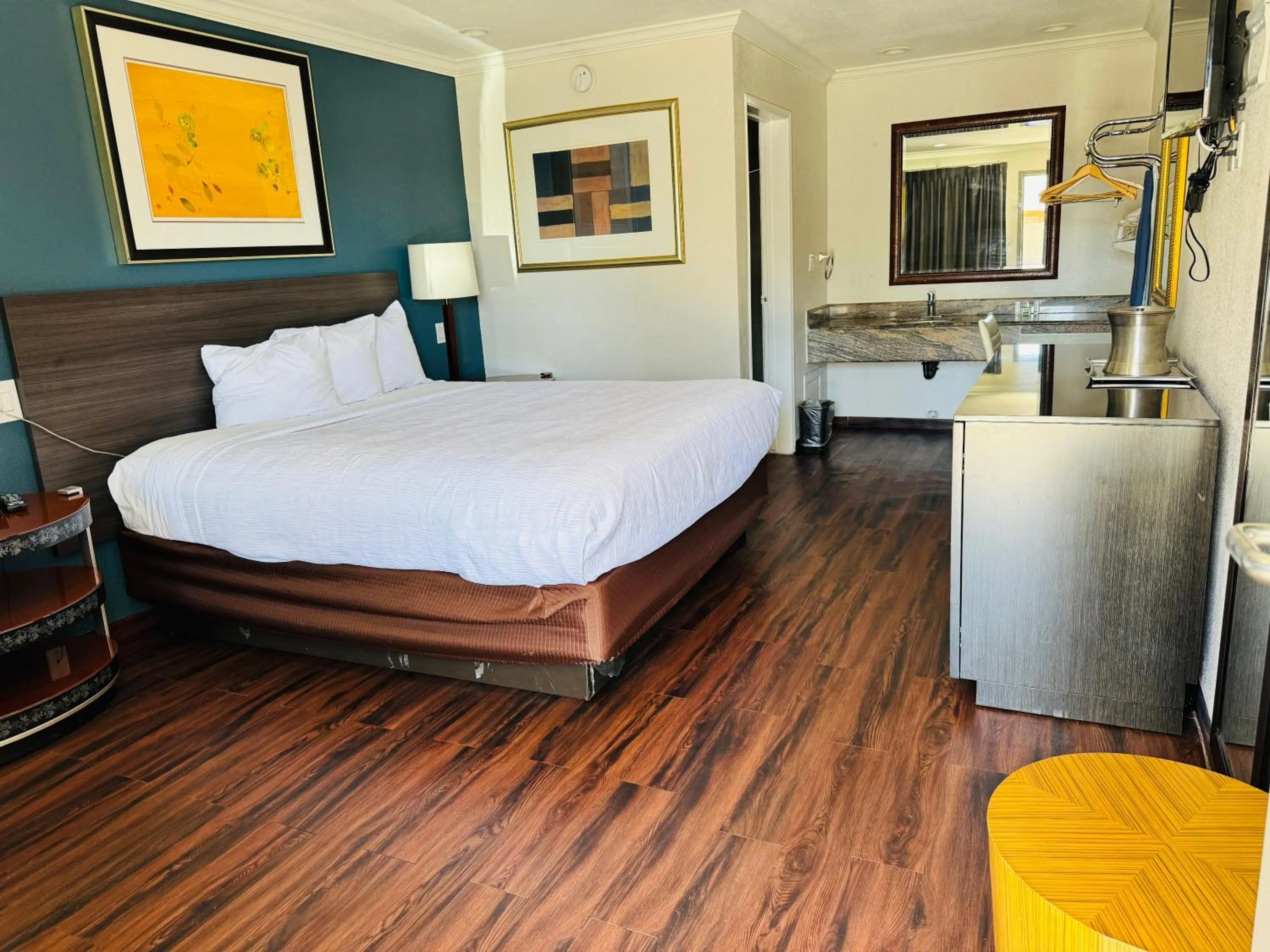 King Suite - Non-Smoking in Baymont by Wyndham Bakersfield