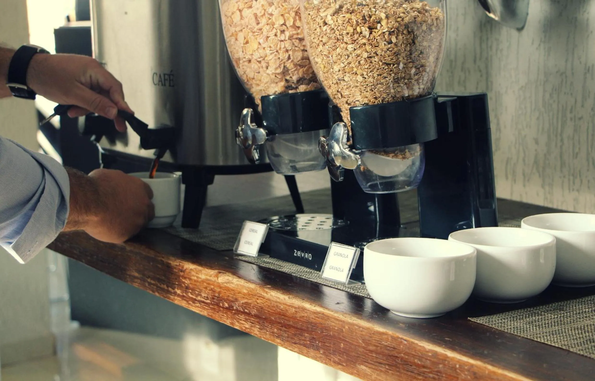 Buffet breakfast in Hotel Recanto dos Ipes