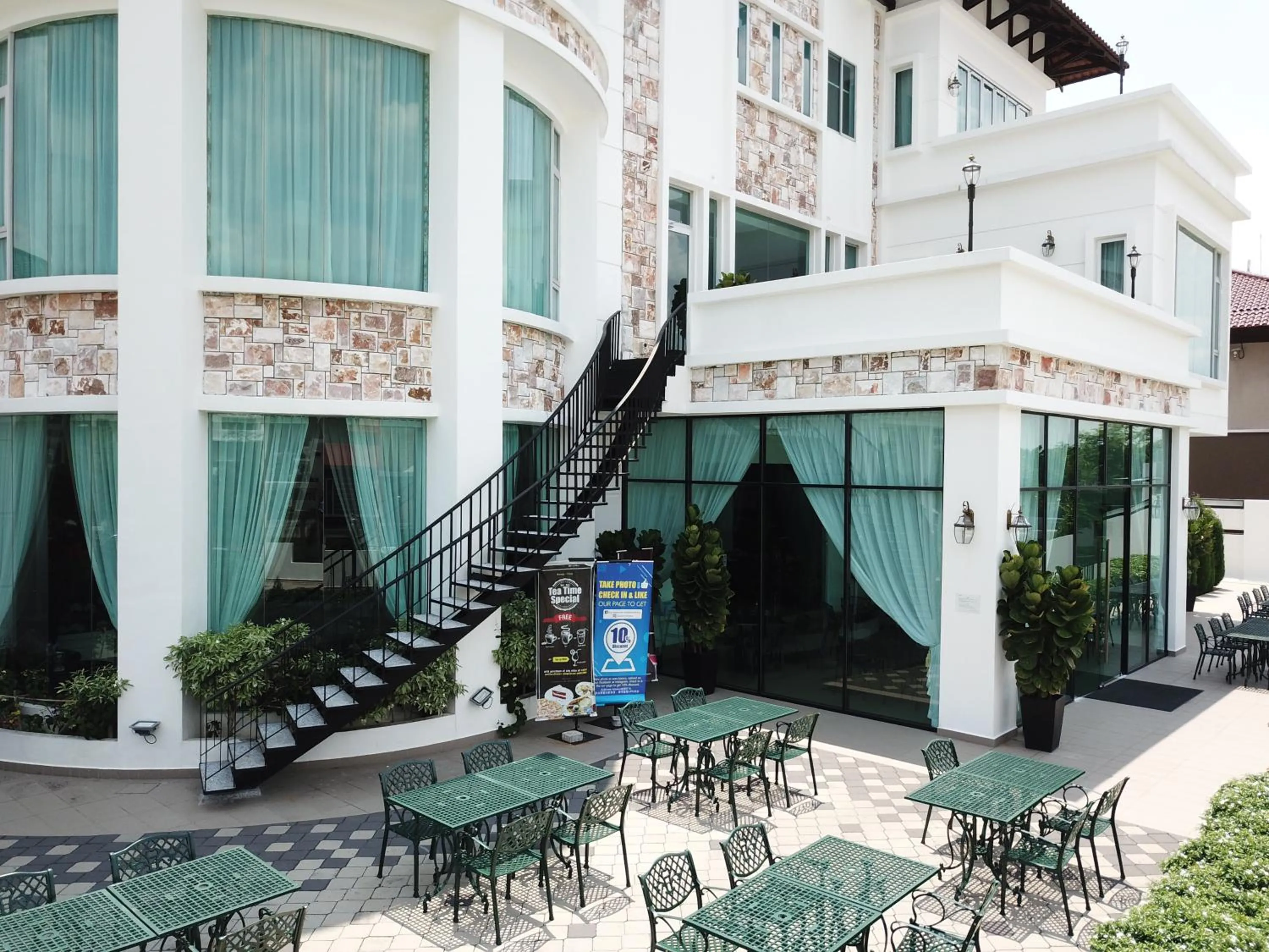 Property building in Casa Bianca