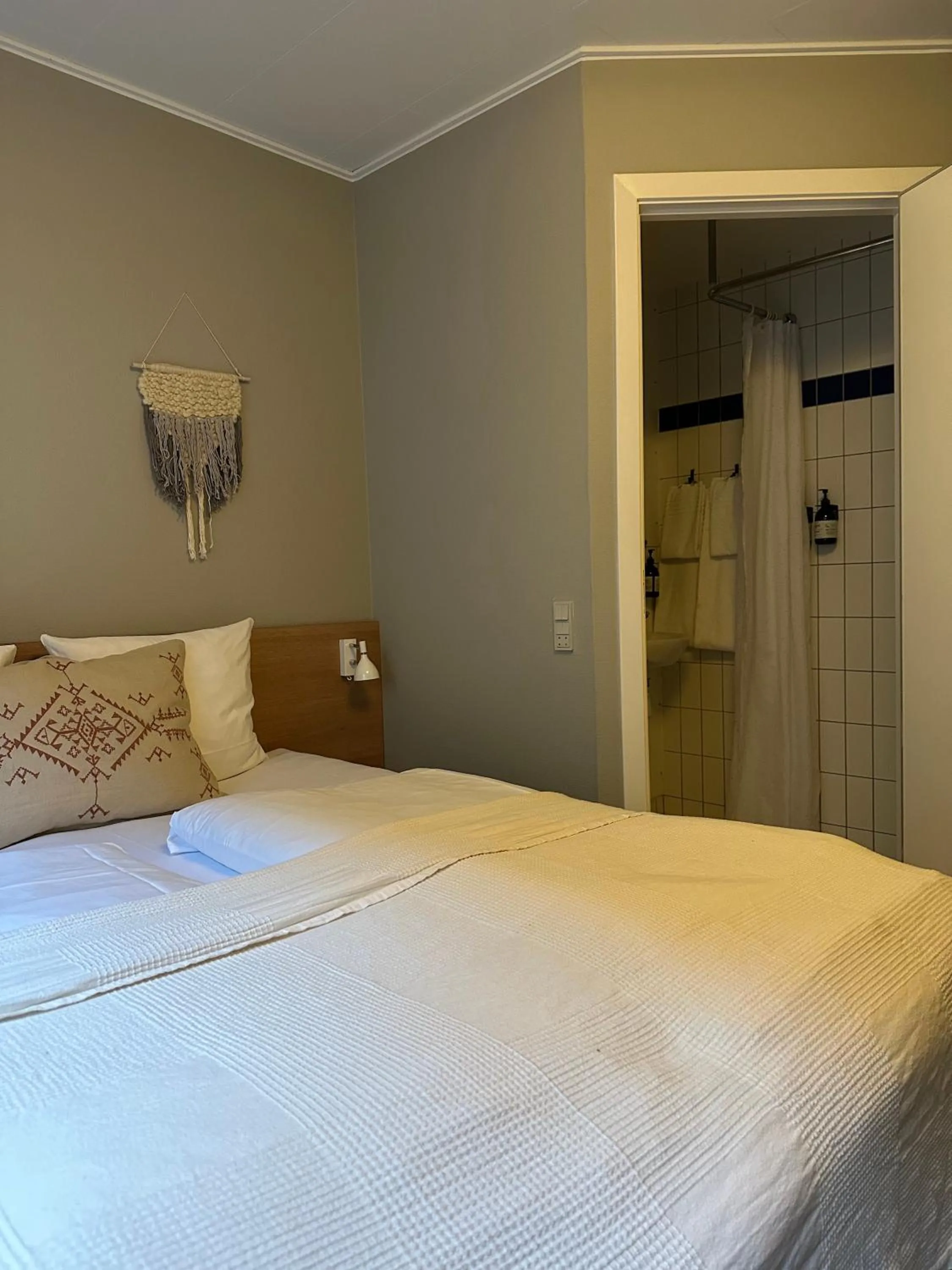 Shower, Bed in Savoy Hotel