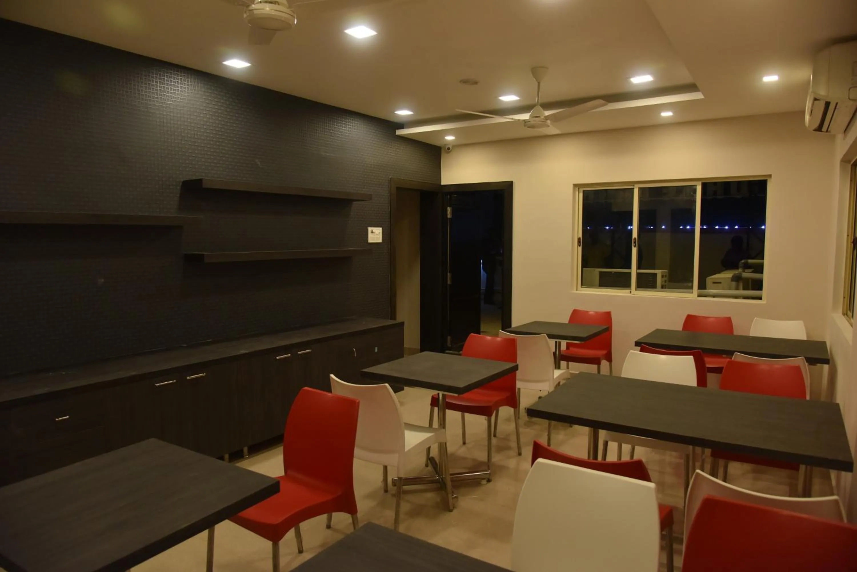 Restaurant/places to eat in Hotel White Park