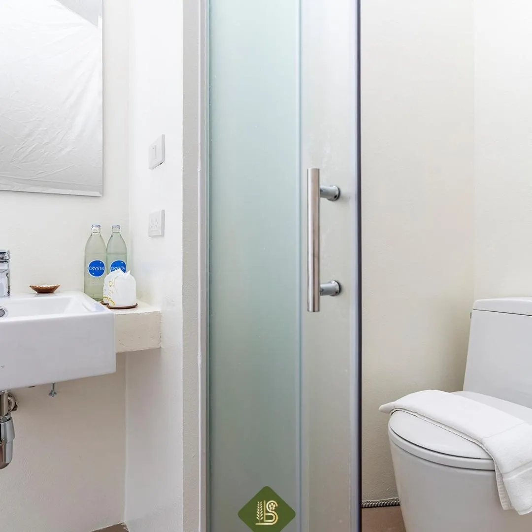 Toilet in Bansaeo Garden and Resort