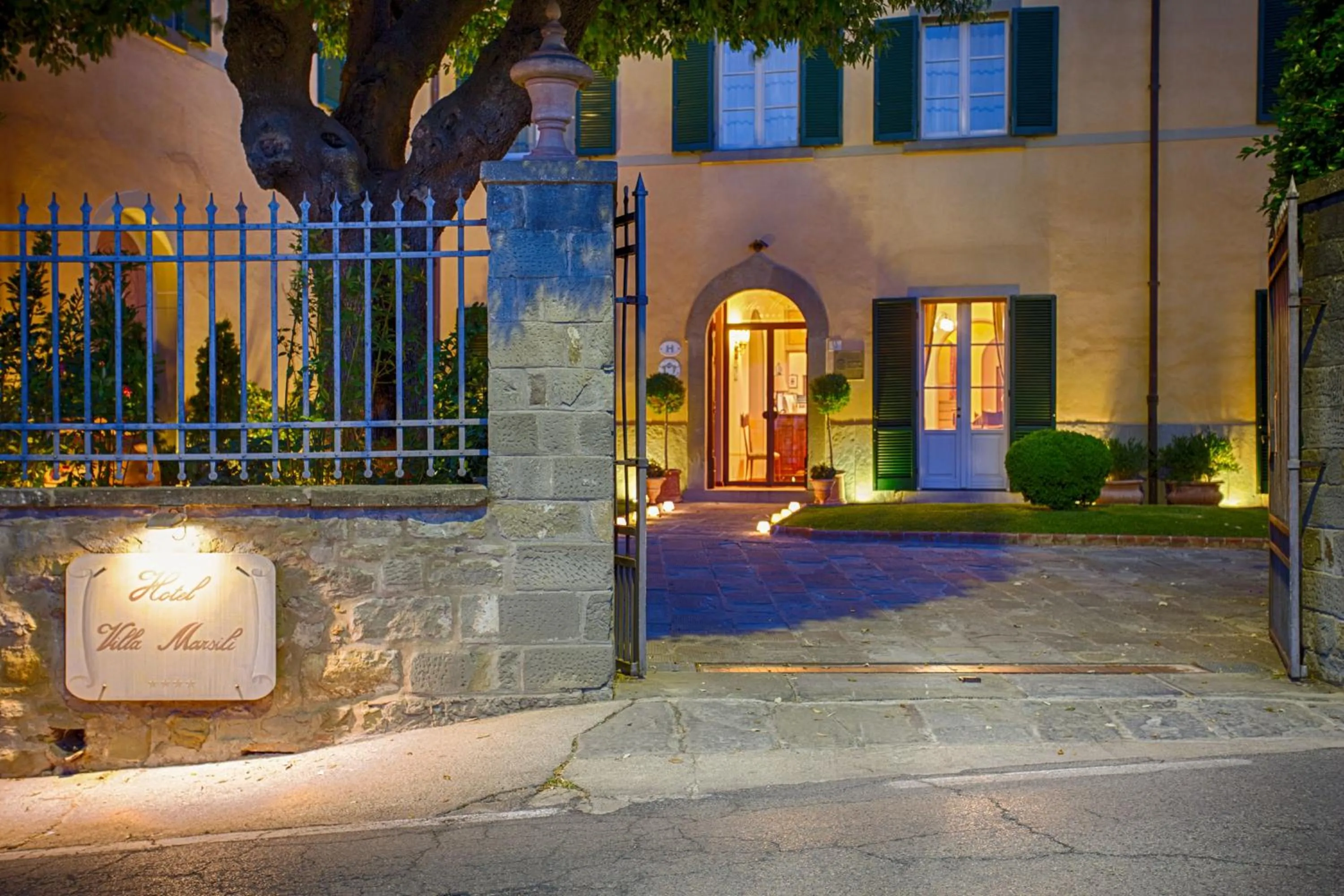 Facade/entrance in Hotel Villa Marsili