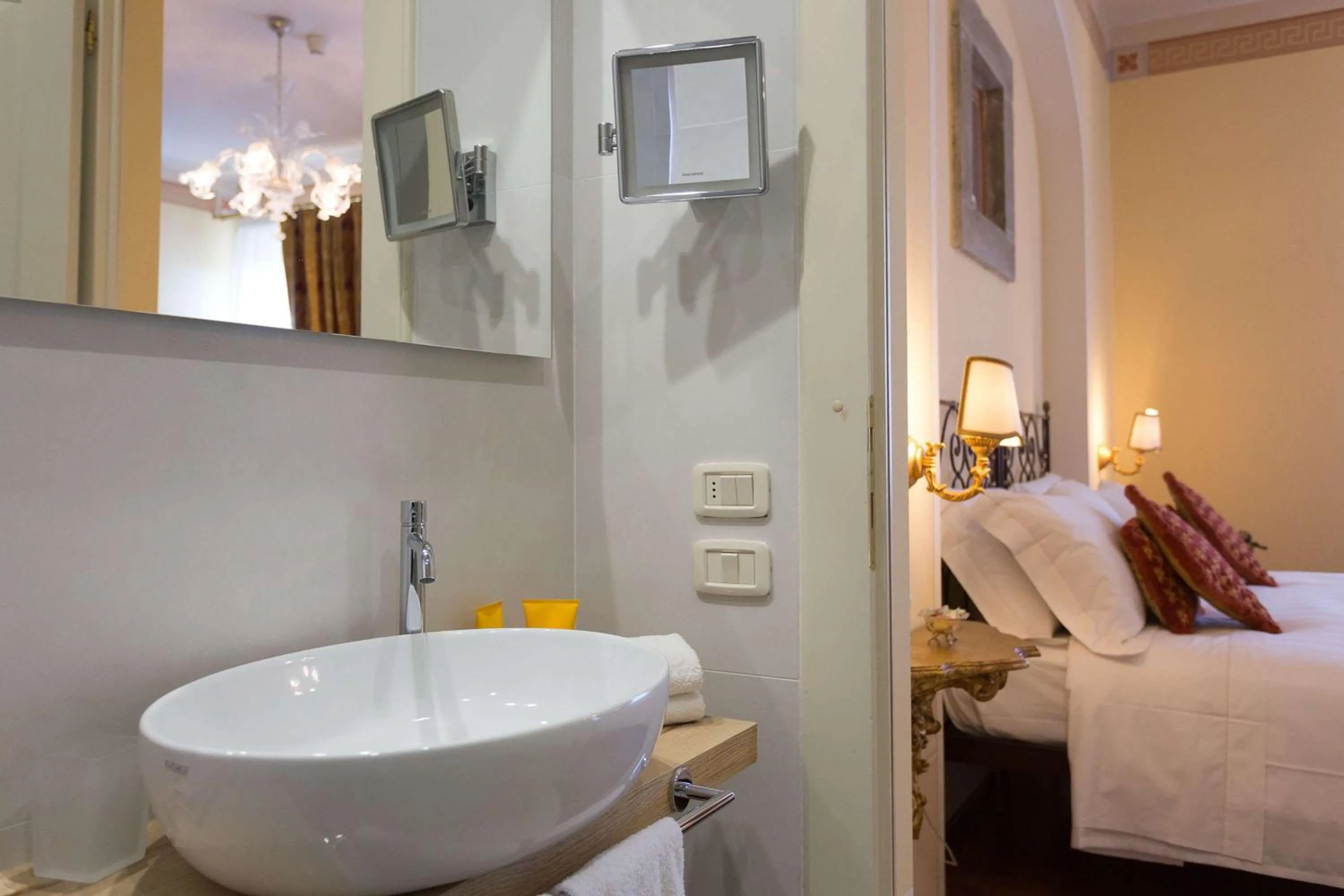 Bathroom, Bed in Hotel Villa Marsili