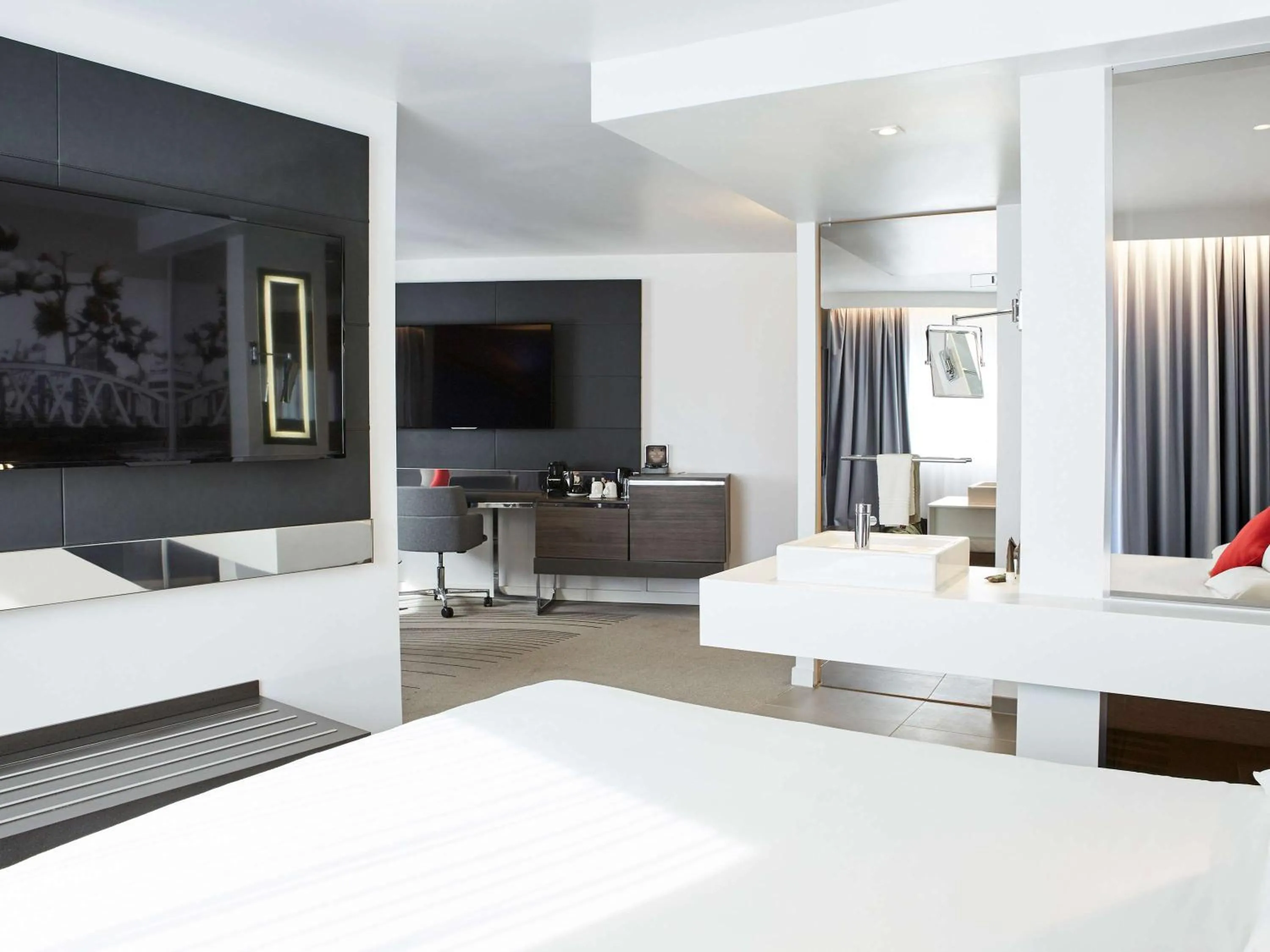 Photo of the whole room, Bed in Novotel Manchester Centre