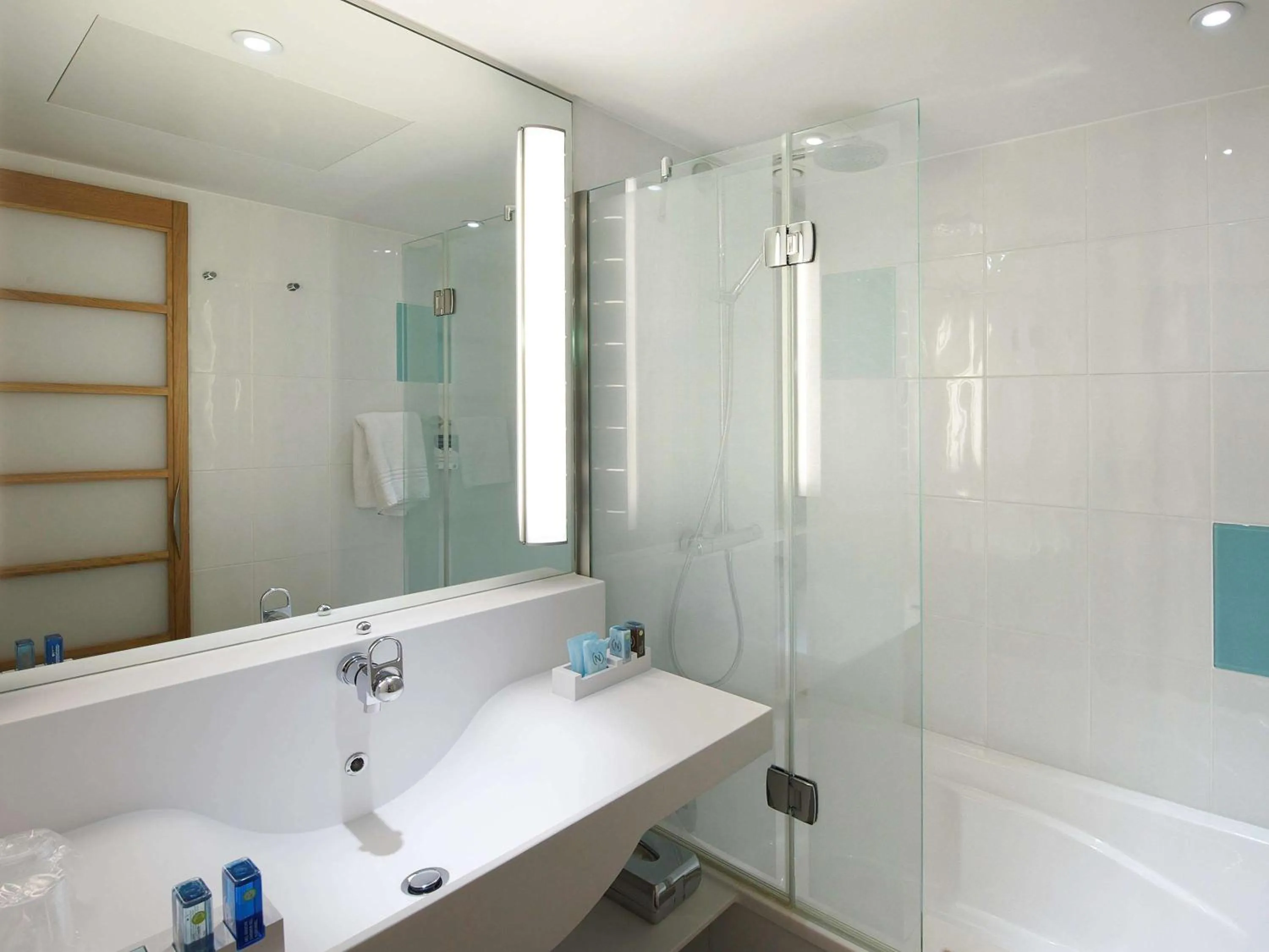 Photo of the whole room in Novotel Manchester Centre