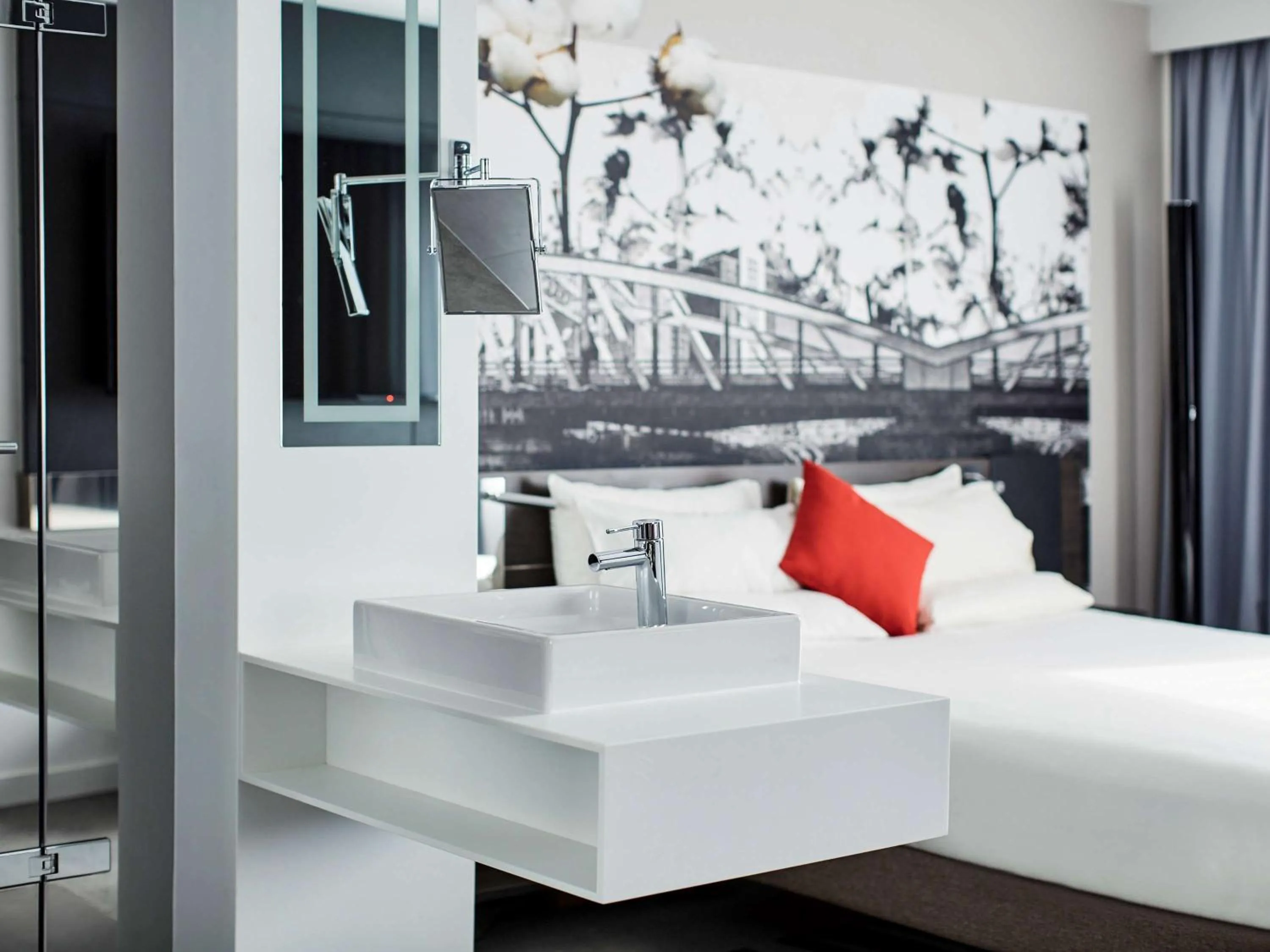 Photo of the whole room, Bed in Novotel Manchester Centre