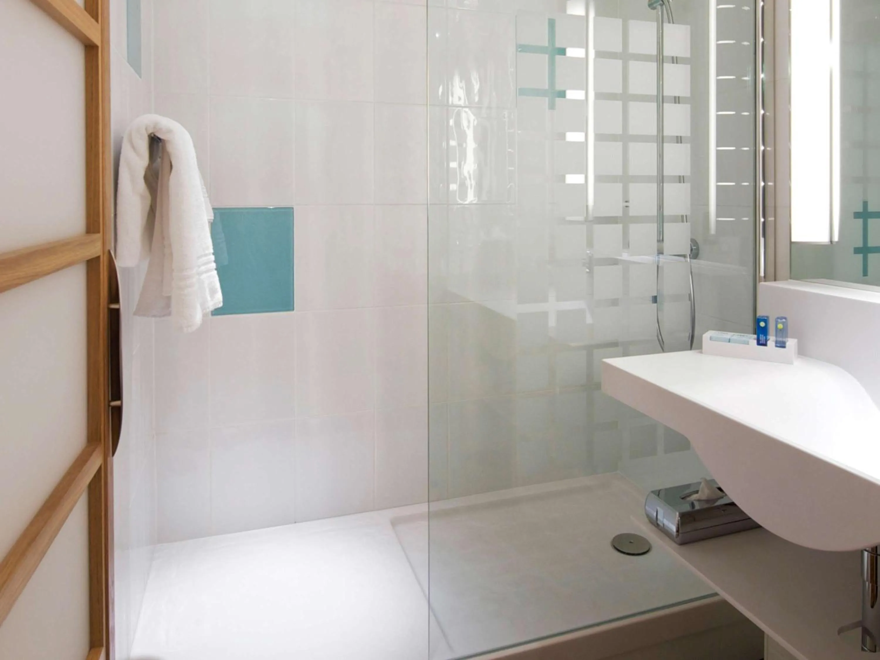 Photo of the whole room in Novotel Manchester Centre