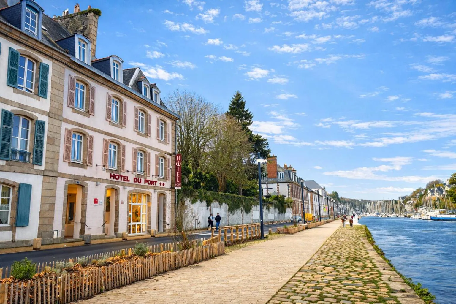 Property building in Hôtel Du Port