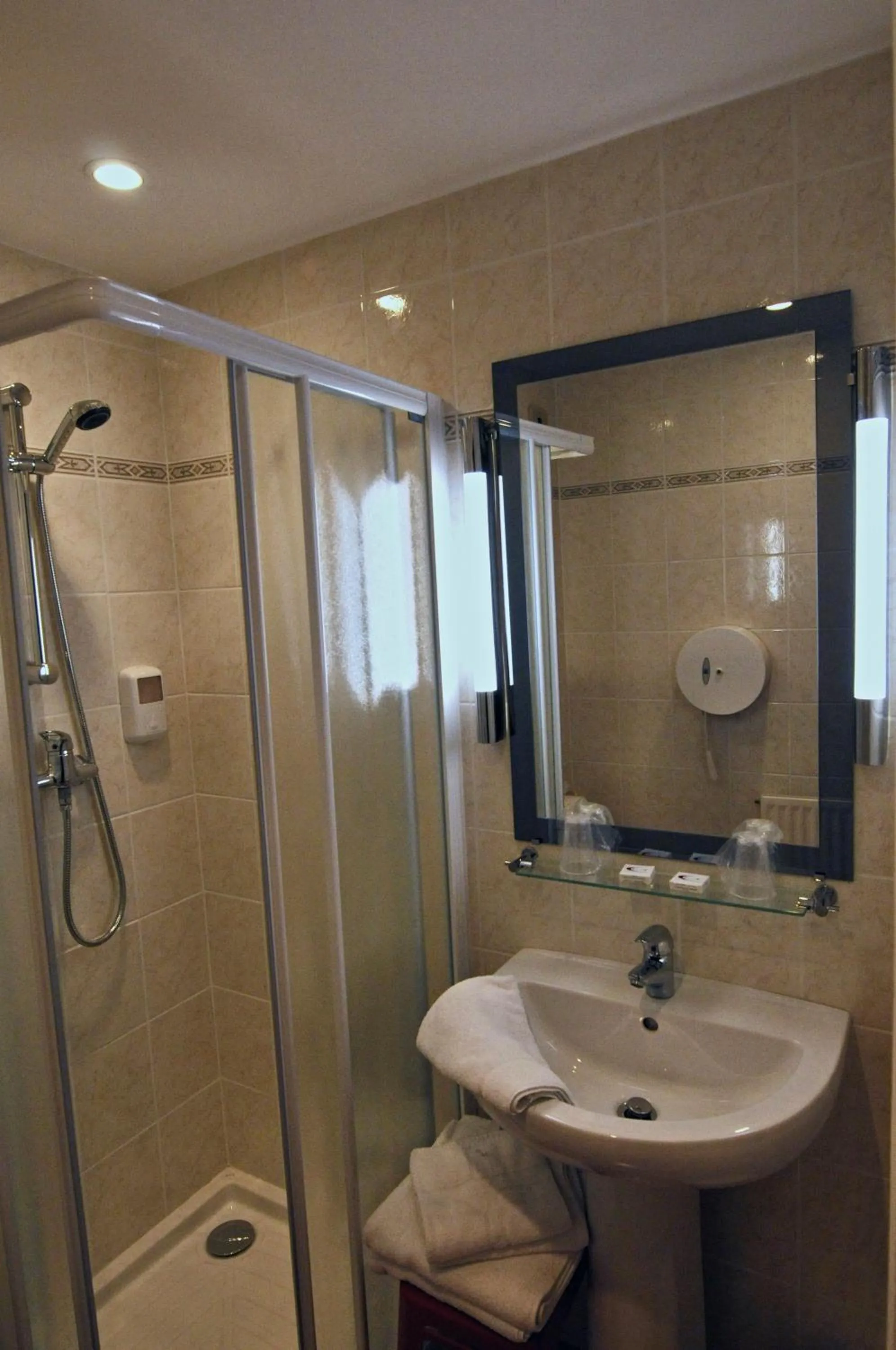 Bathroom in Hôtel Du Port