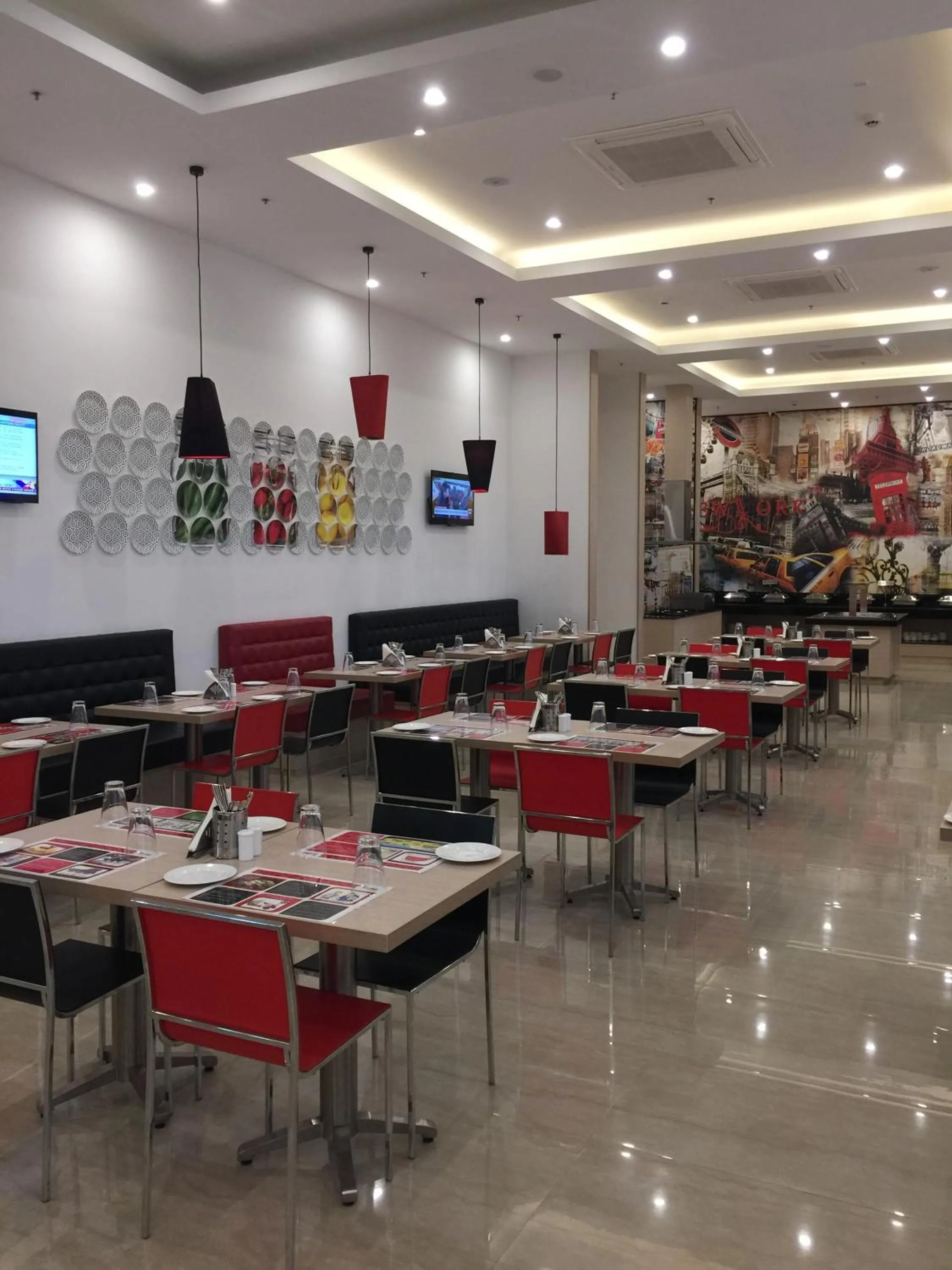 Restaurant/places to eat in Red Fox by Lemon Tree Hotels, Sector 60, Gurugram