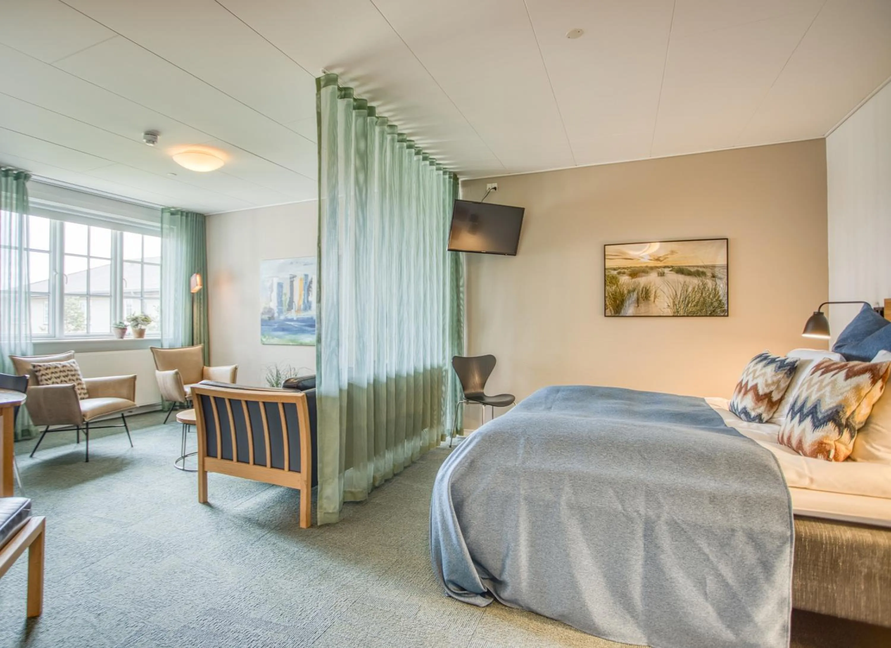 Coffee/tea facilities, Bed in Color Hotel Skagen