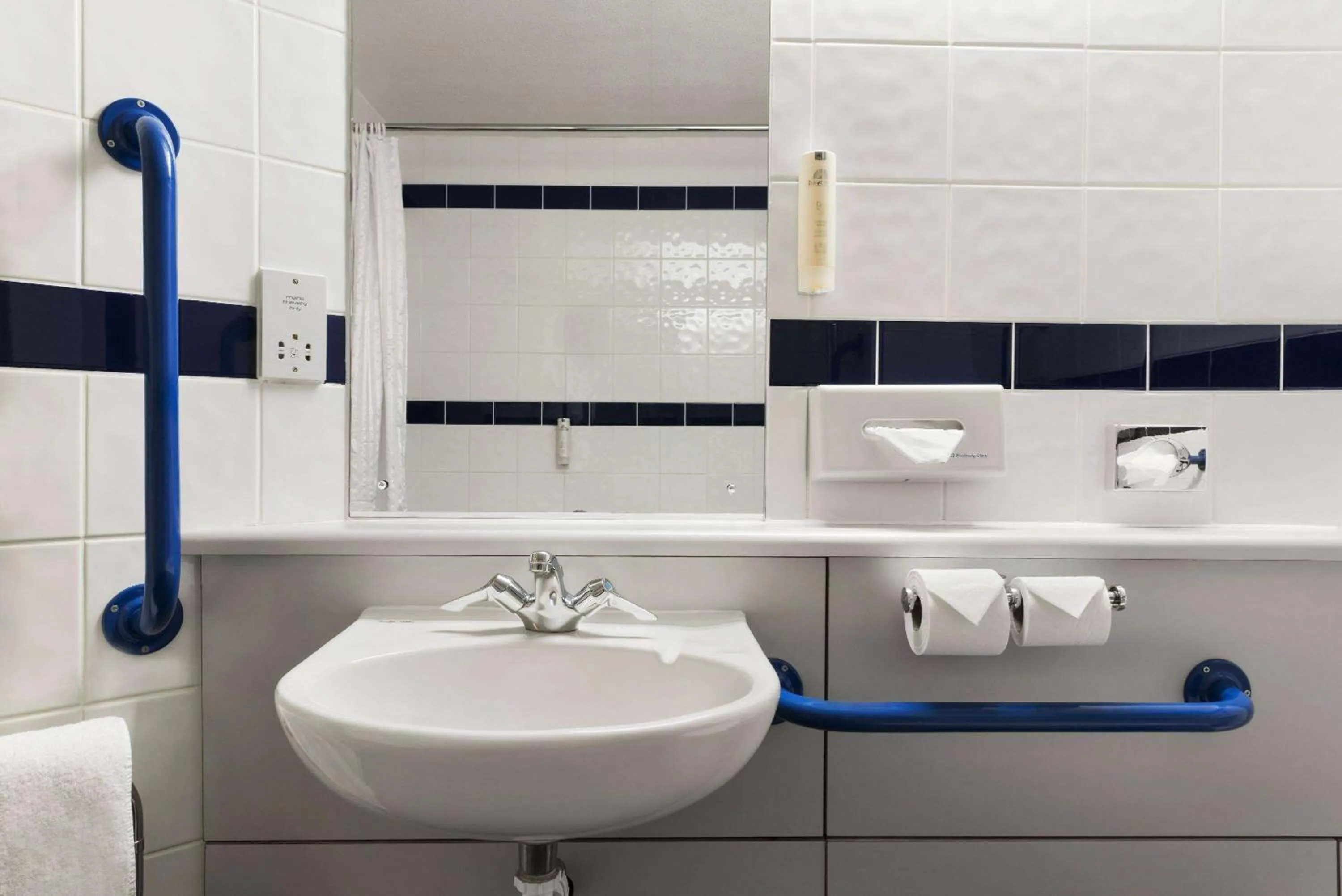 Shower in Days Inn Warwick Northbound M40