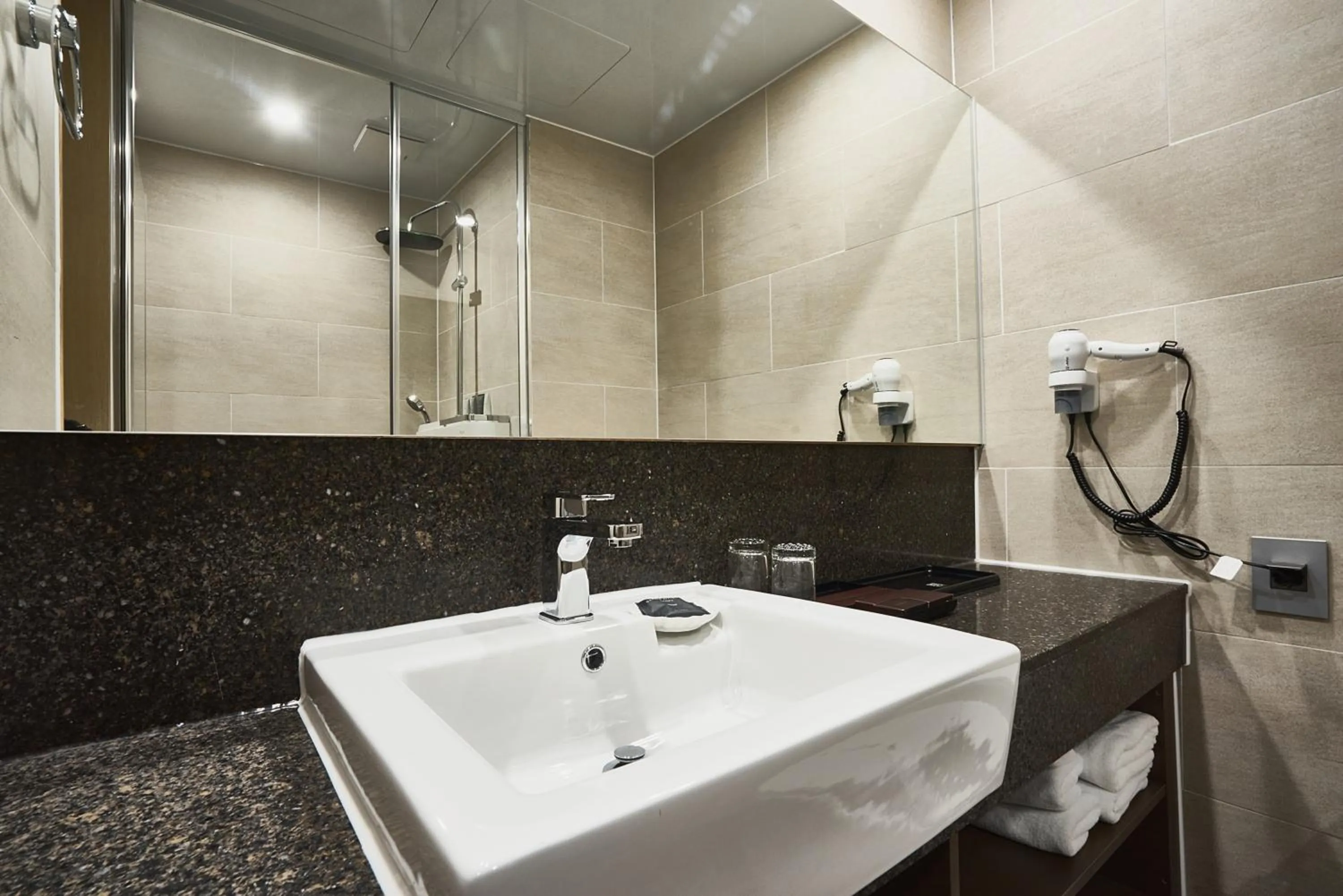 Bathroom in Royal Emporium Incheon Airport