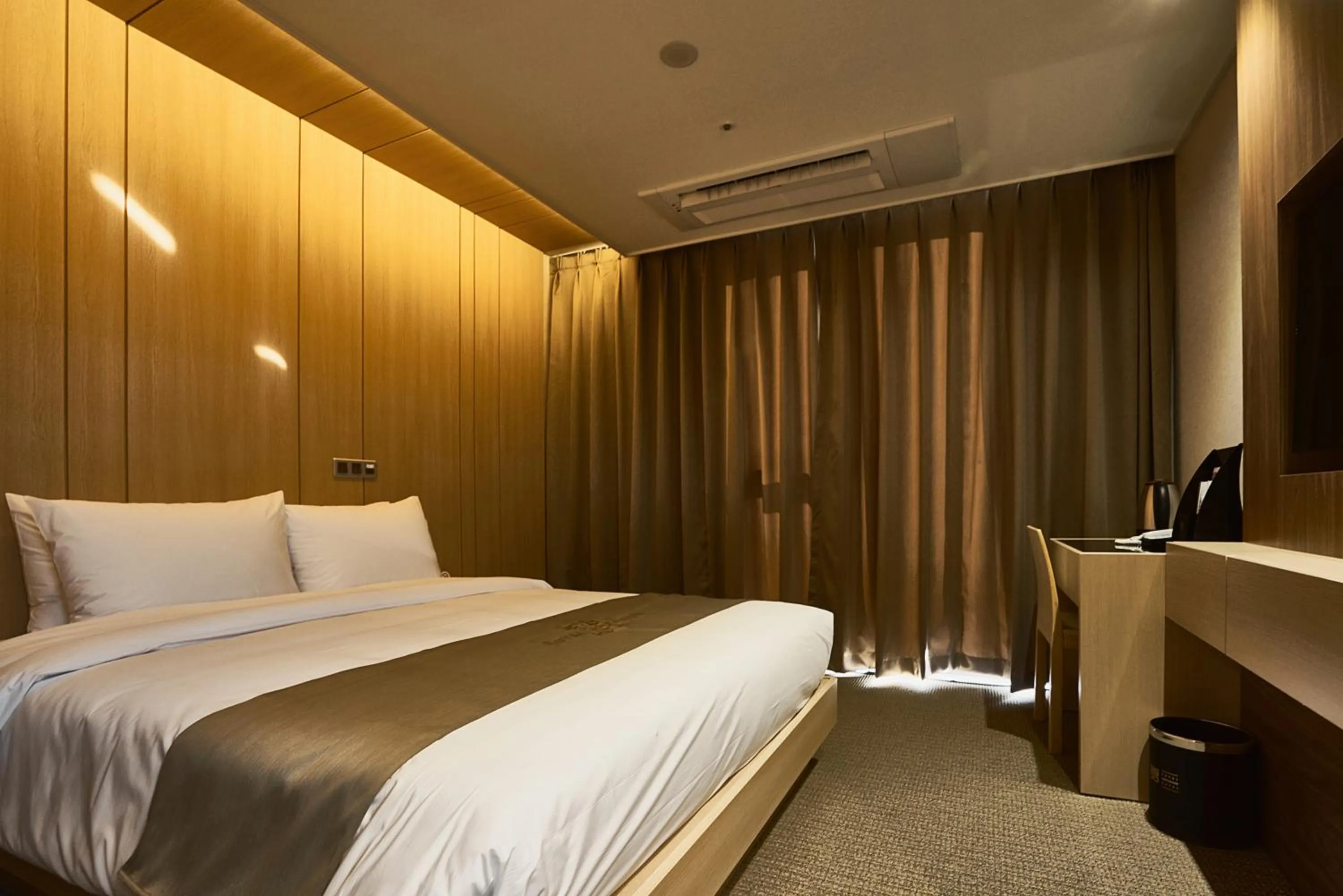 cot, Bed in Royal Emporium Incheon Airport