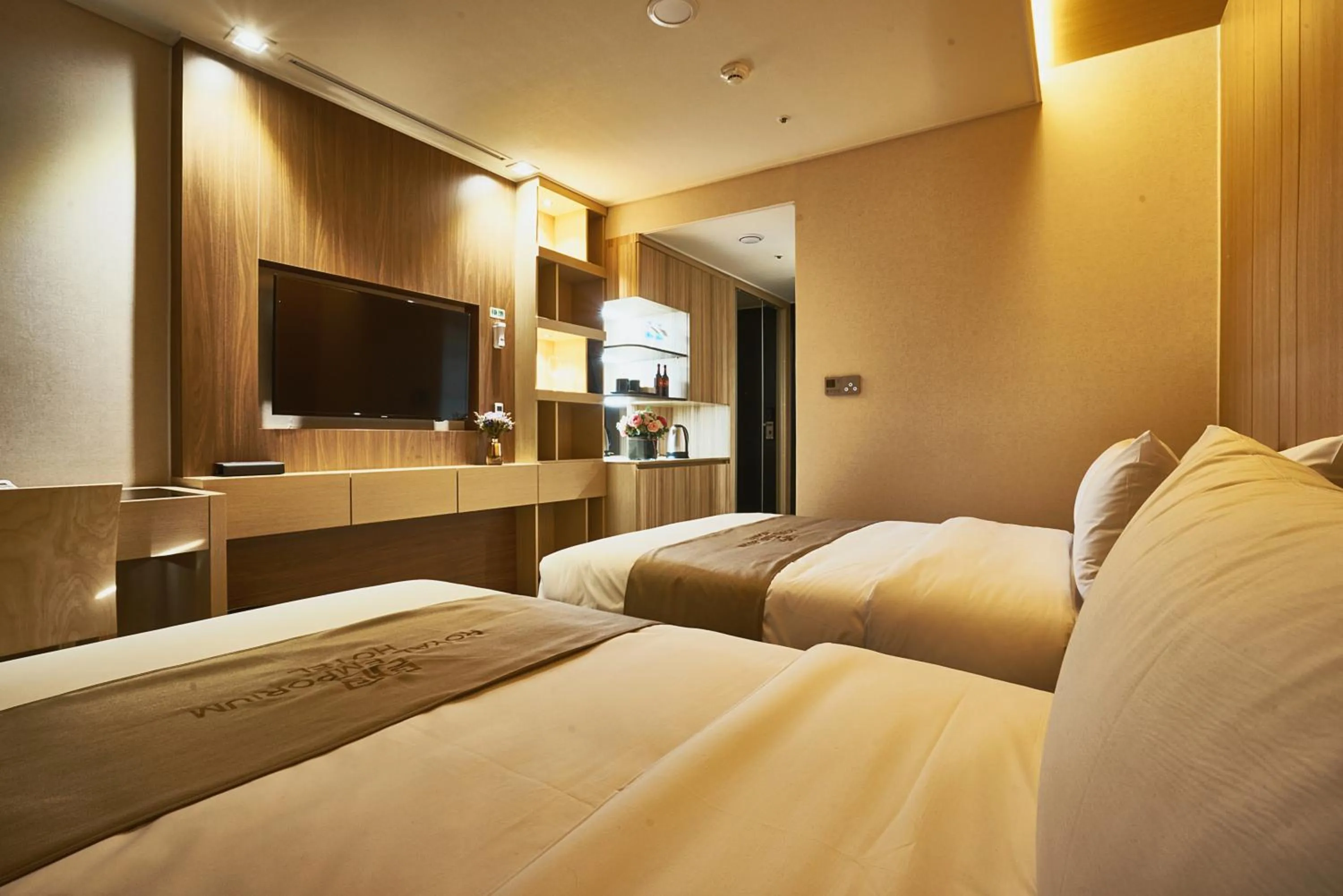 TV and multimedia, Bed in Royal Emporium Incheon Airport