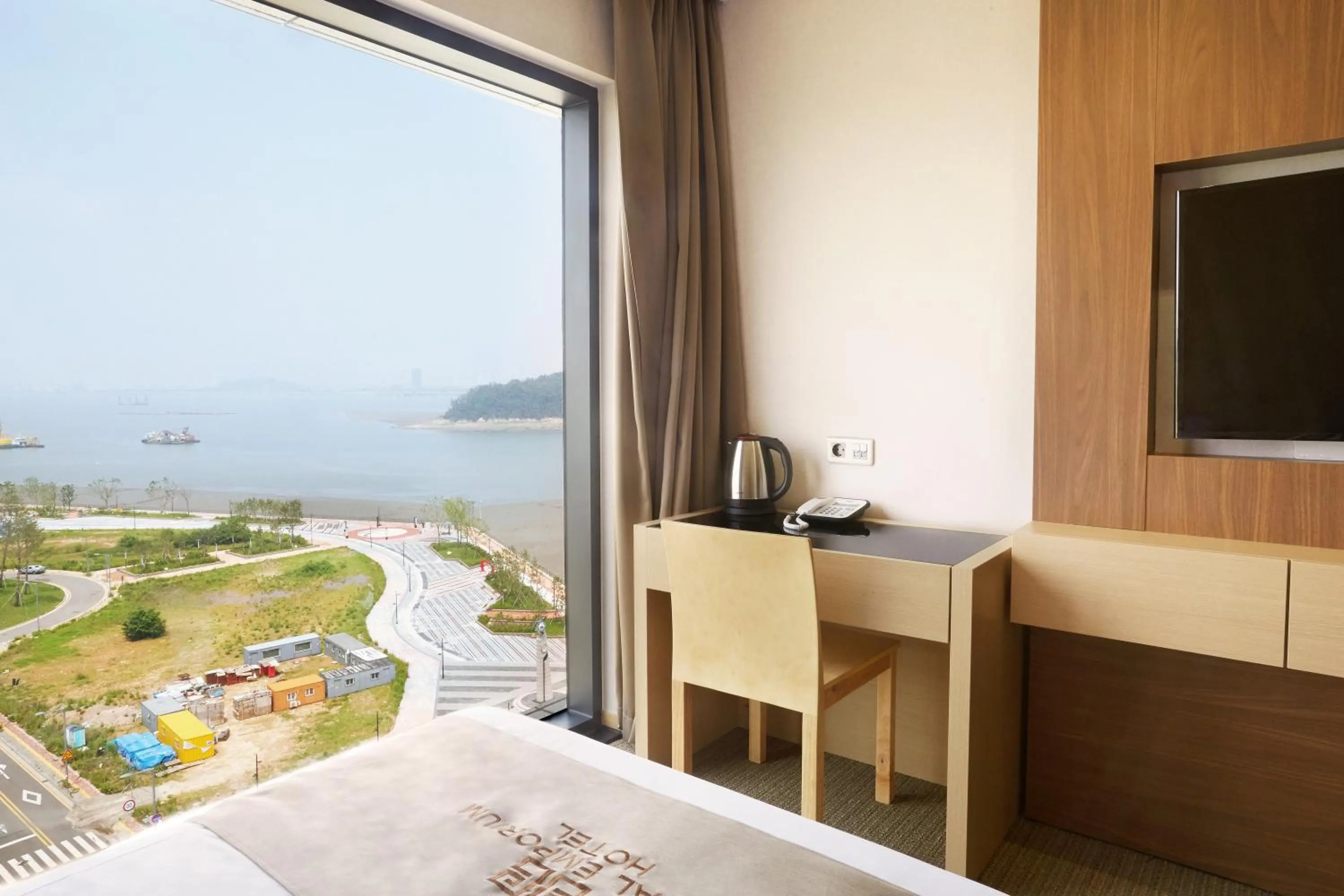 Seating area, Bed in Royal Emporium Incheon Airport