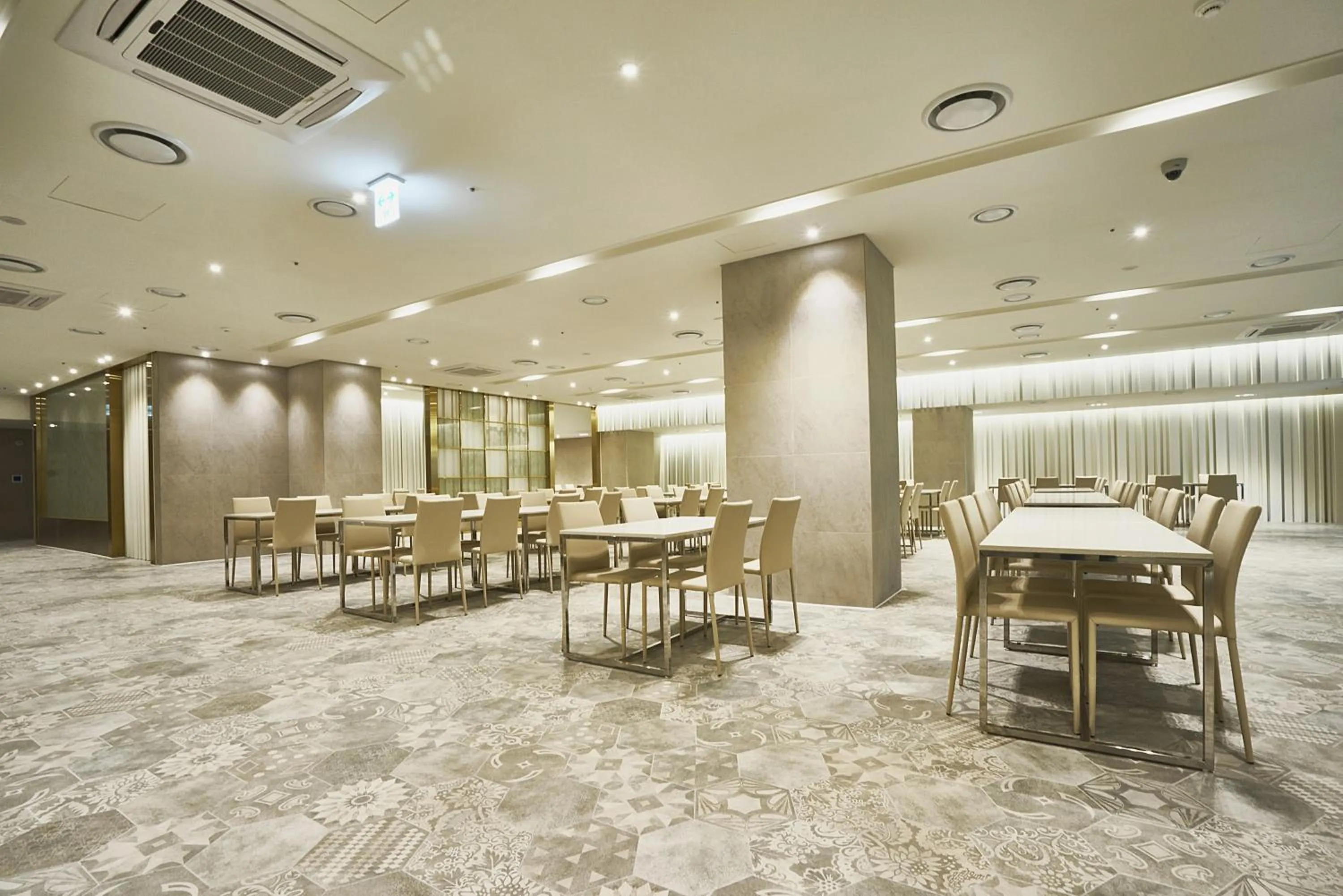 Restaurant/places to eat in Royal Emporium Incheon Airport