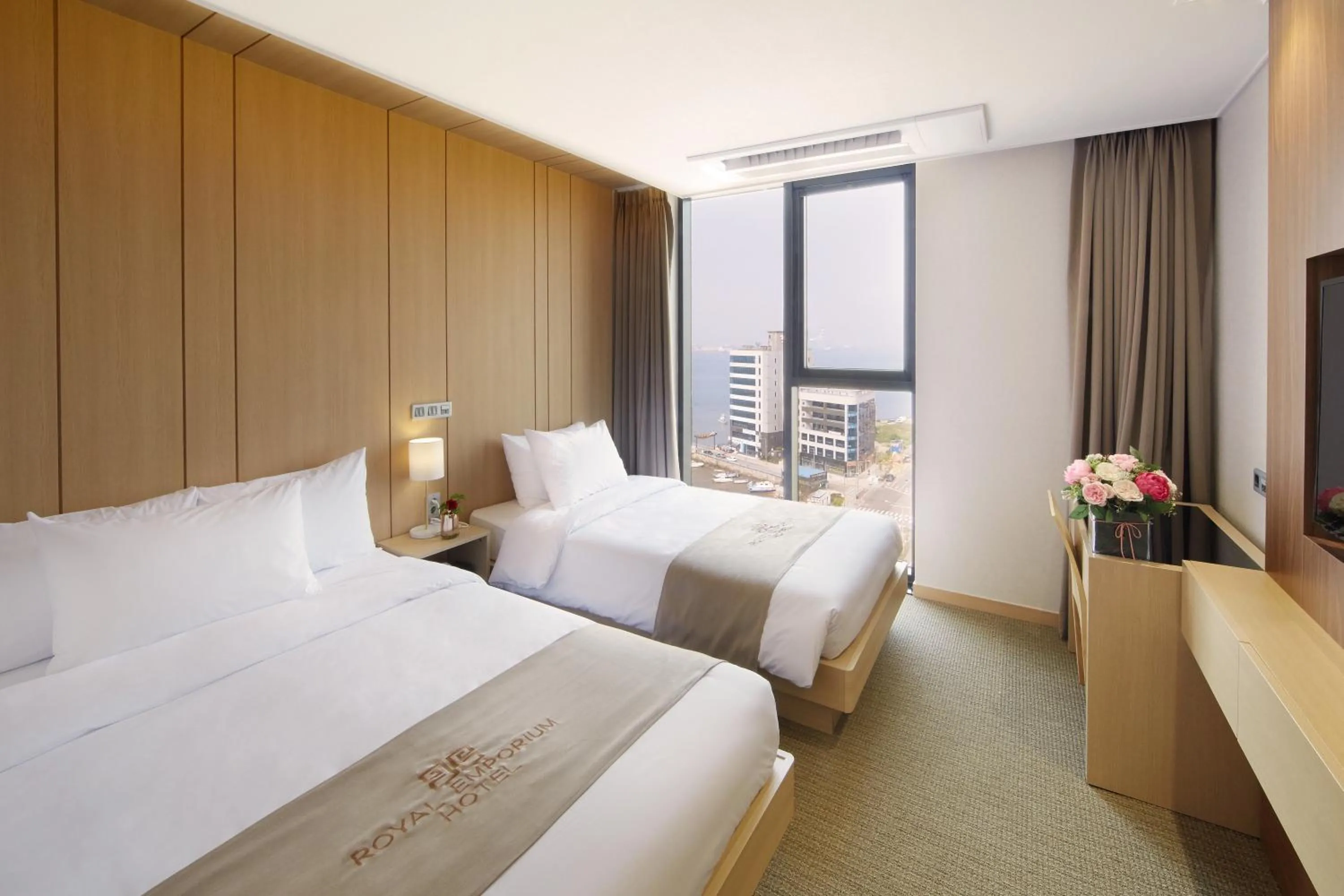 Bedroom, Bed in Royal Emporium Incheon Airport