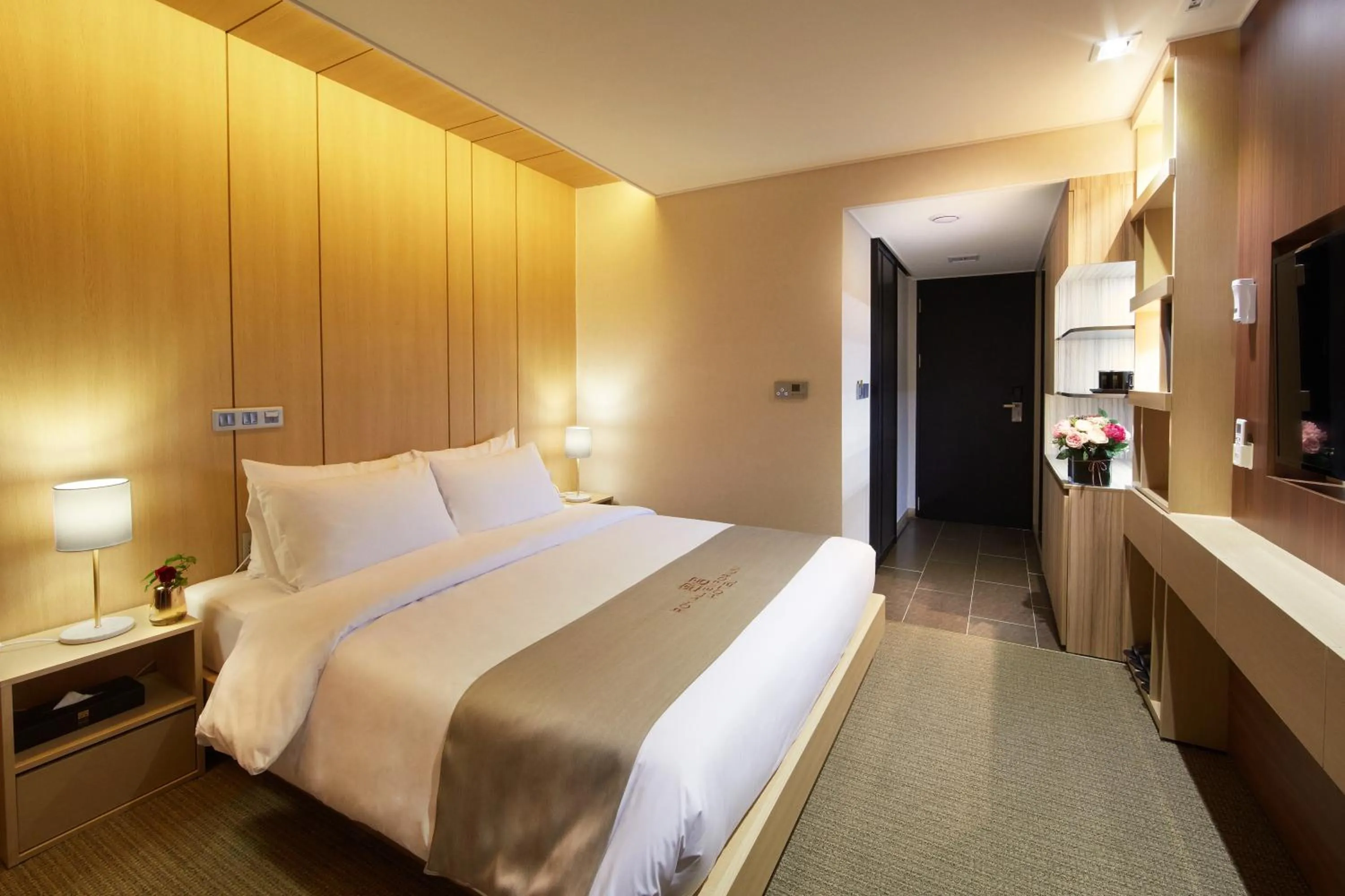 Bedroom, Bed in Royal Emporium Incheon Airport