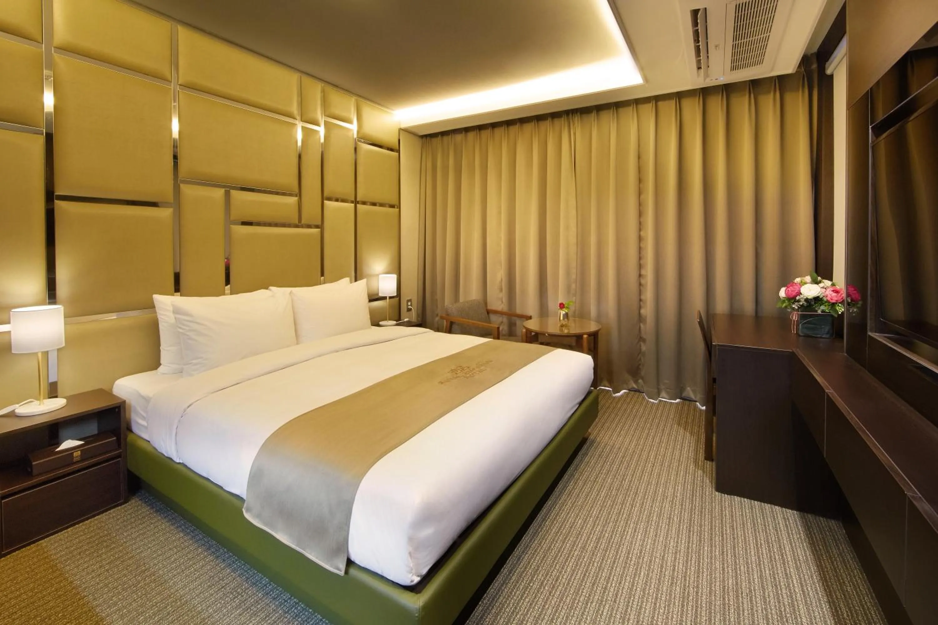 Bedroom, Bed in Royal Emporium Incheon Airport