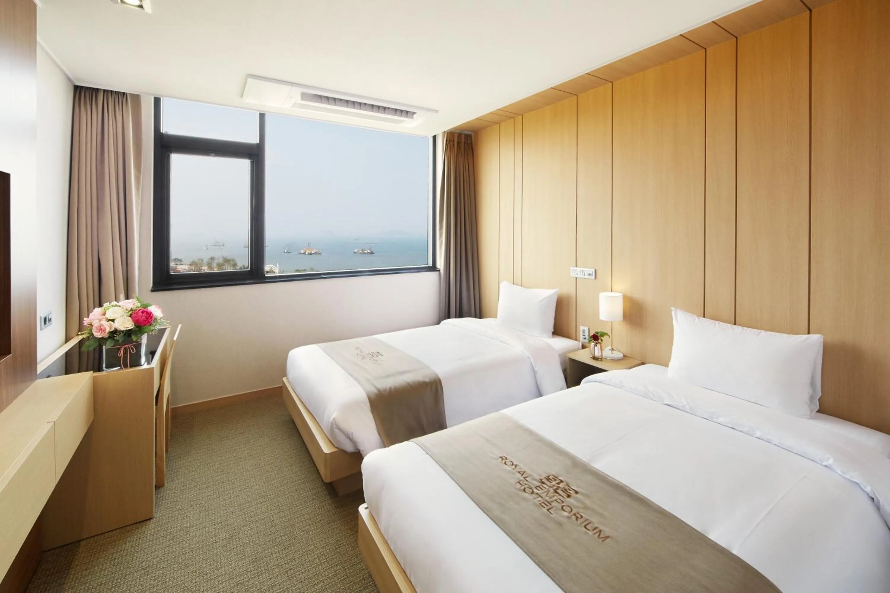 Bedroom, Bed in Royal Emporium Incheon Airport