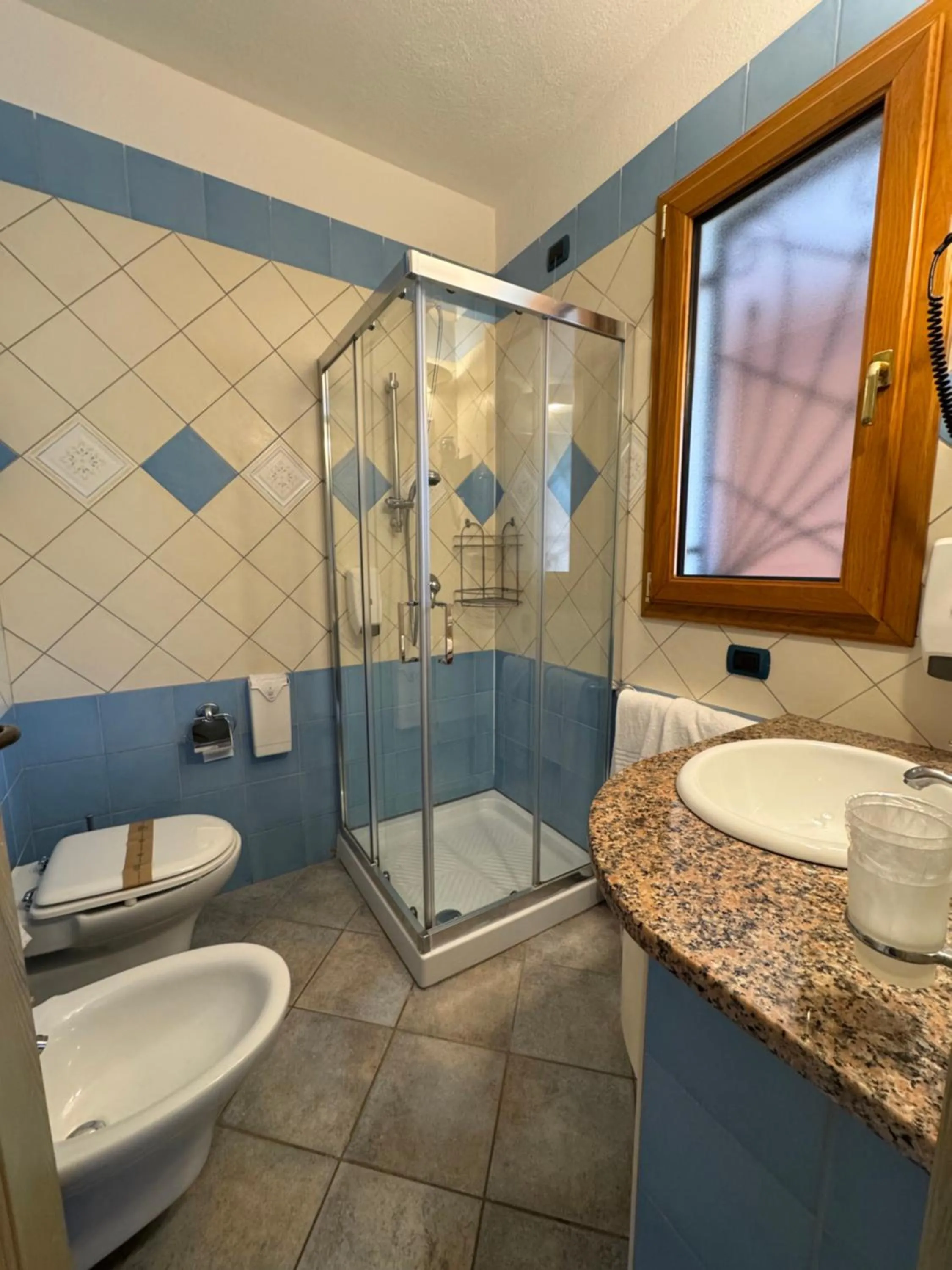 Shower in Hotel Su Giganti