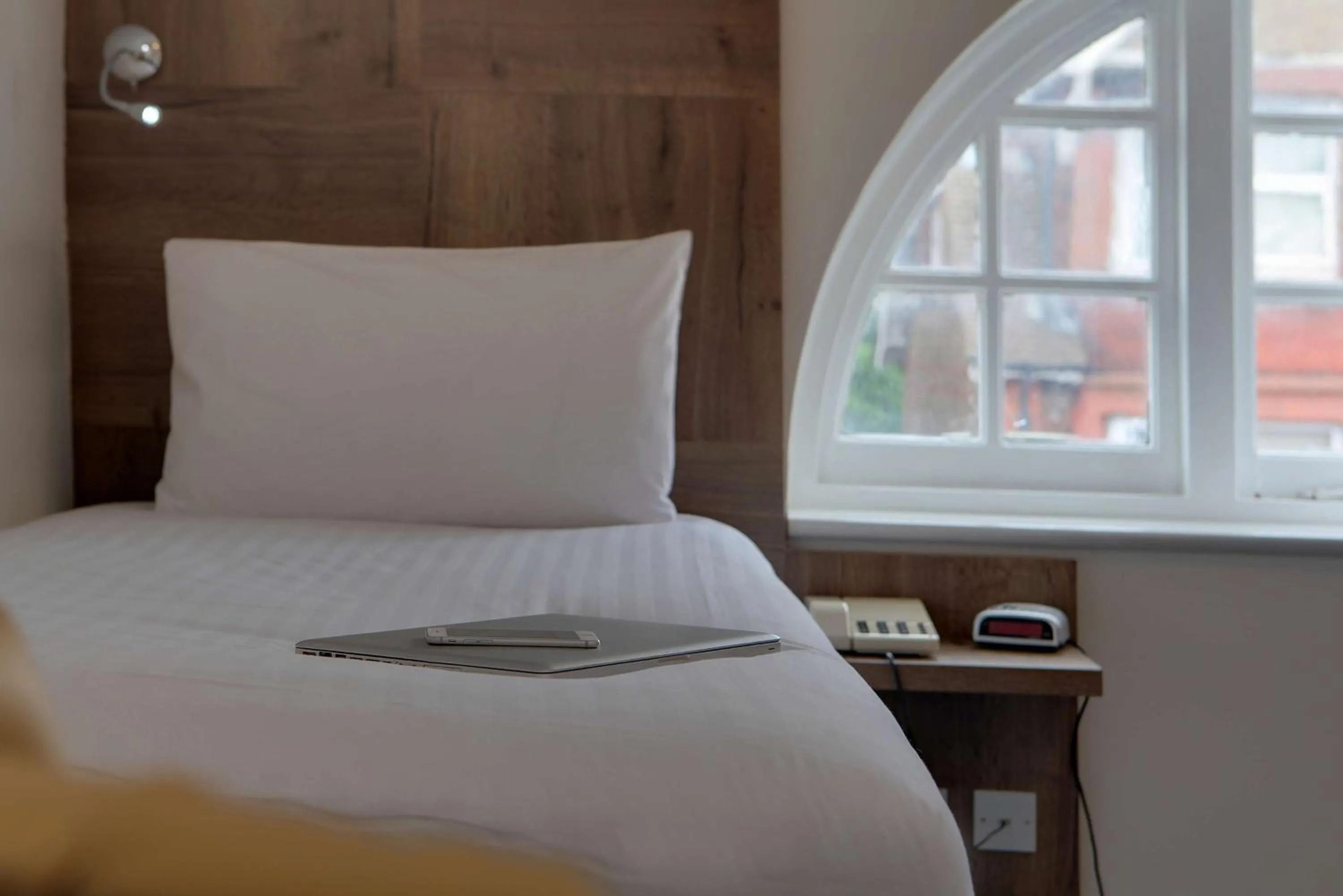 Photo of the whole room, Bed in Best Western White House Hotel