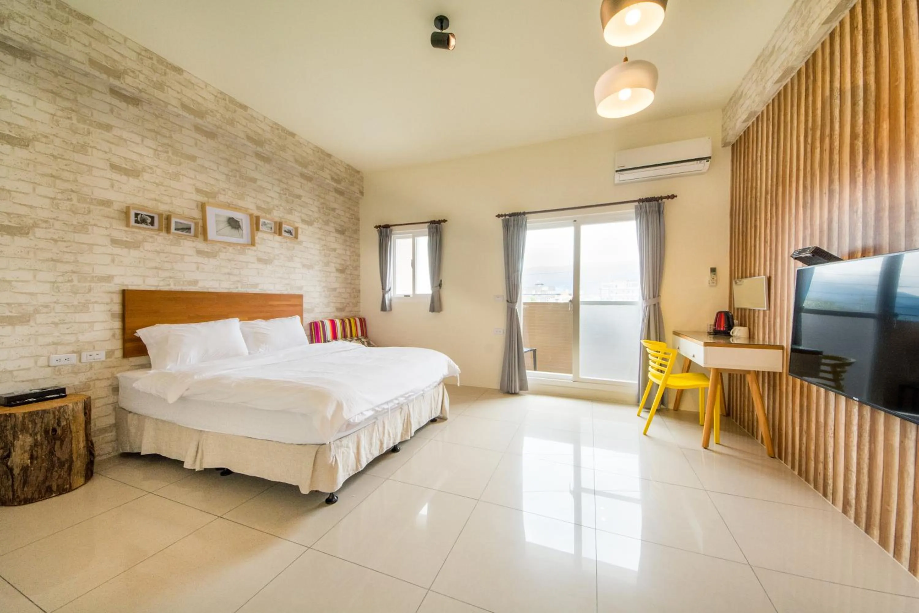 Photo of the whole room, Bed in Tony's house