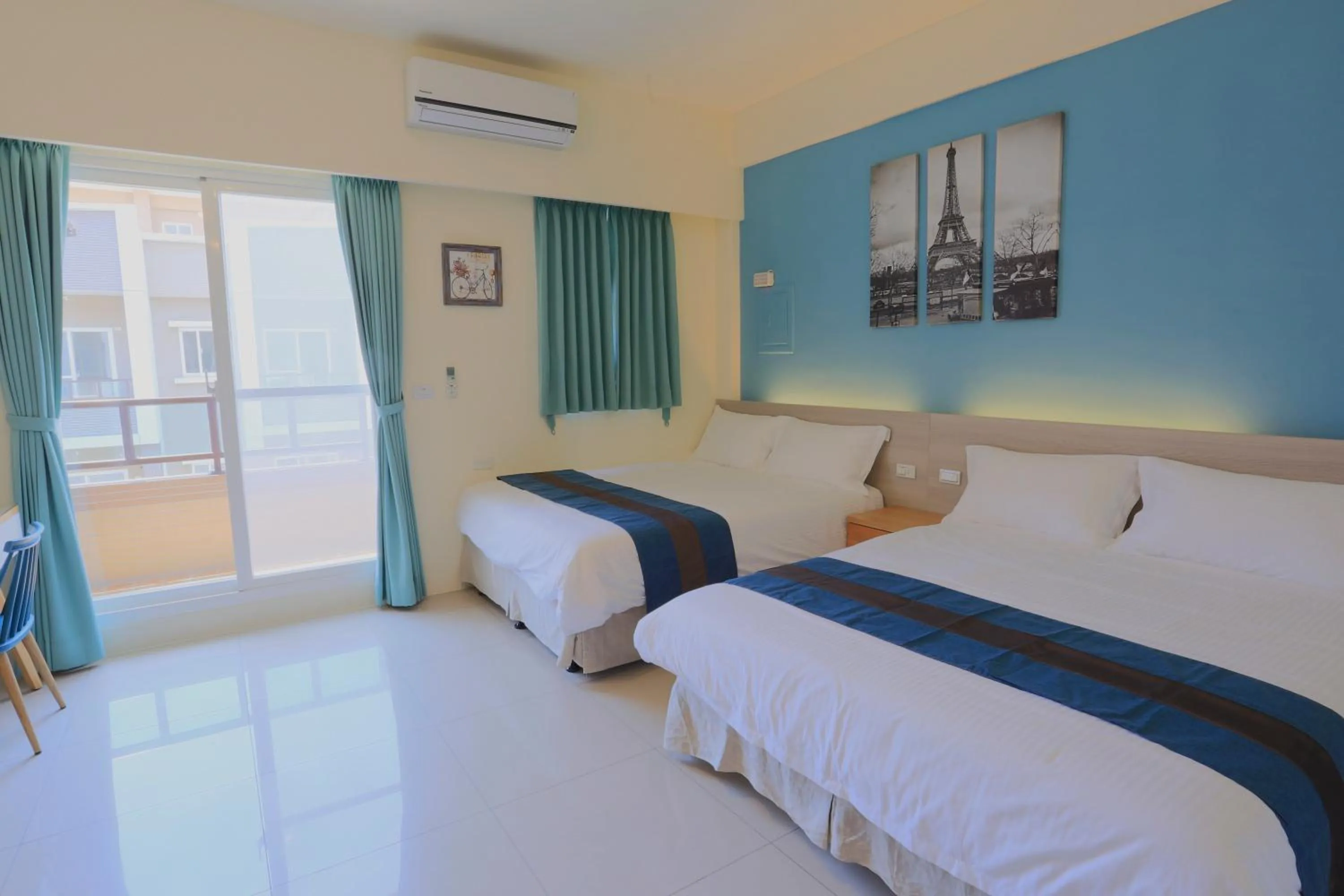 Photo of the whole room, Bed in Tony's house