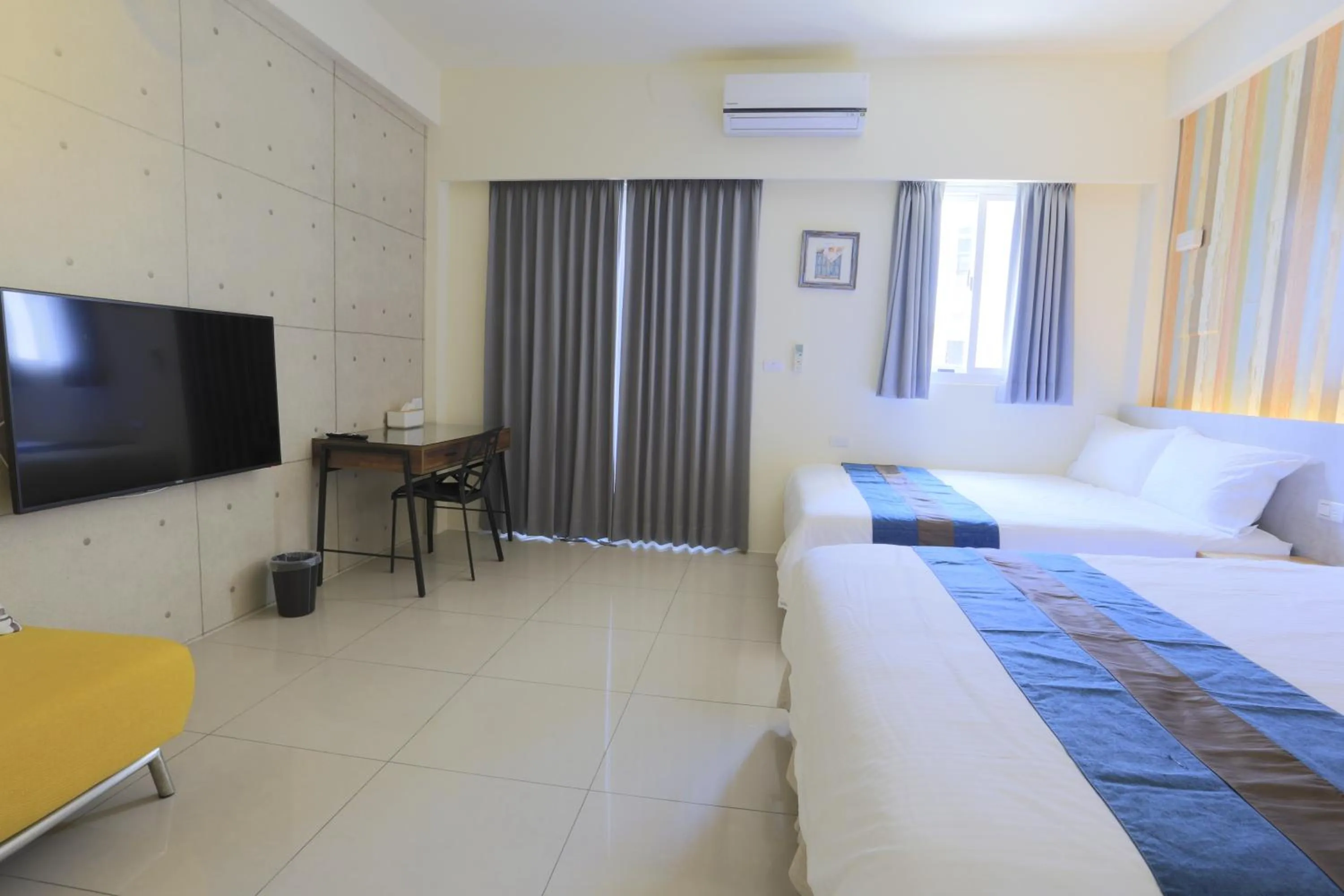 Photo of the whole room, Bed in Tony's house