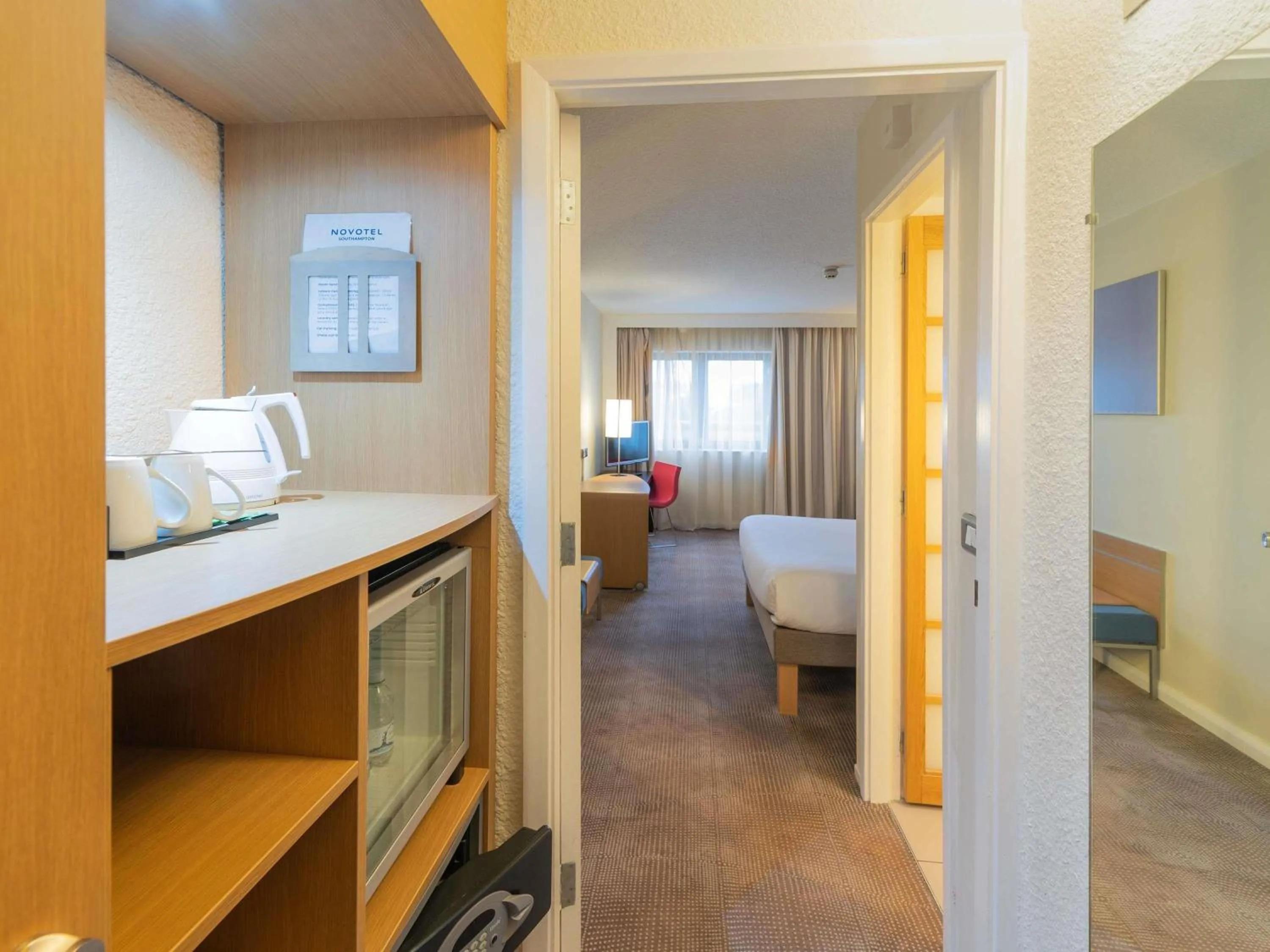 Bedroom, Bed in Novotel Southampton