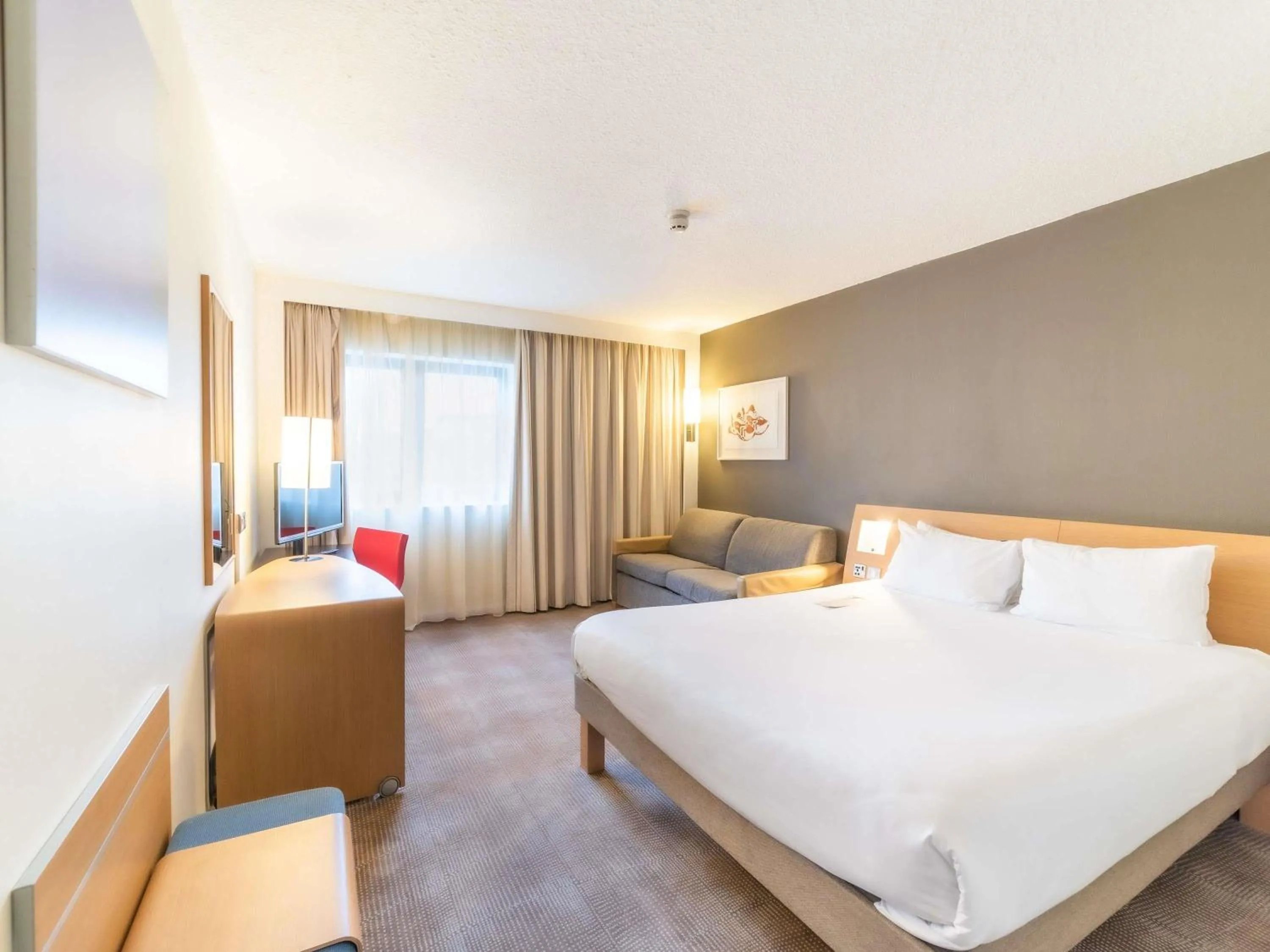 Bedroom, Bed in Novotel Southampton