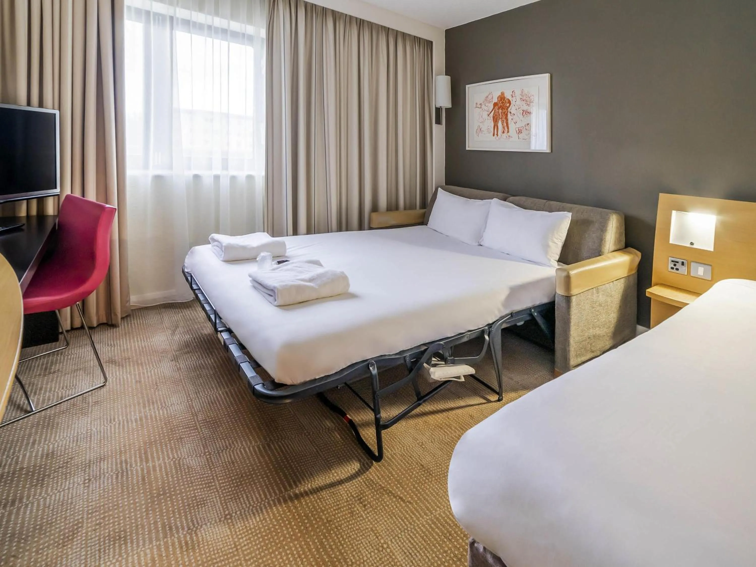 Bedroom, Bed in Novotel Southampton