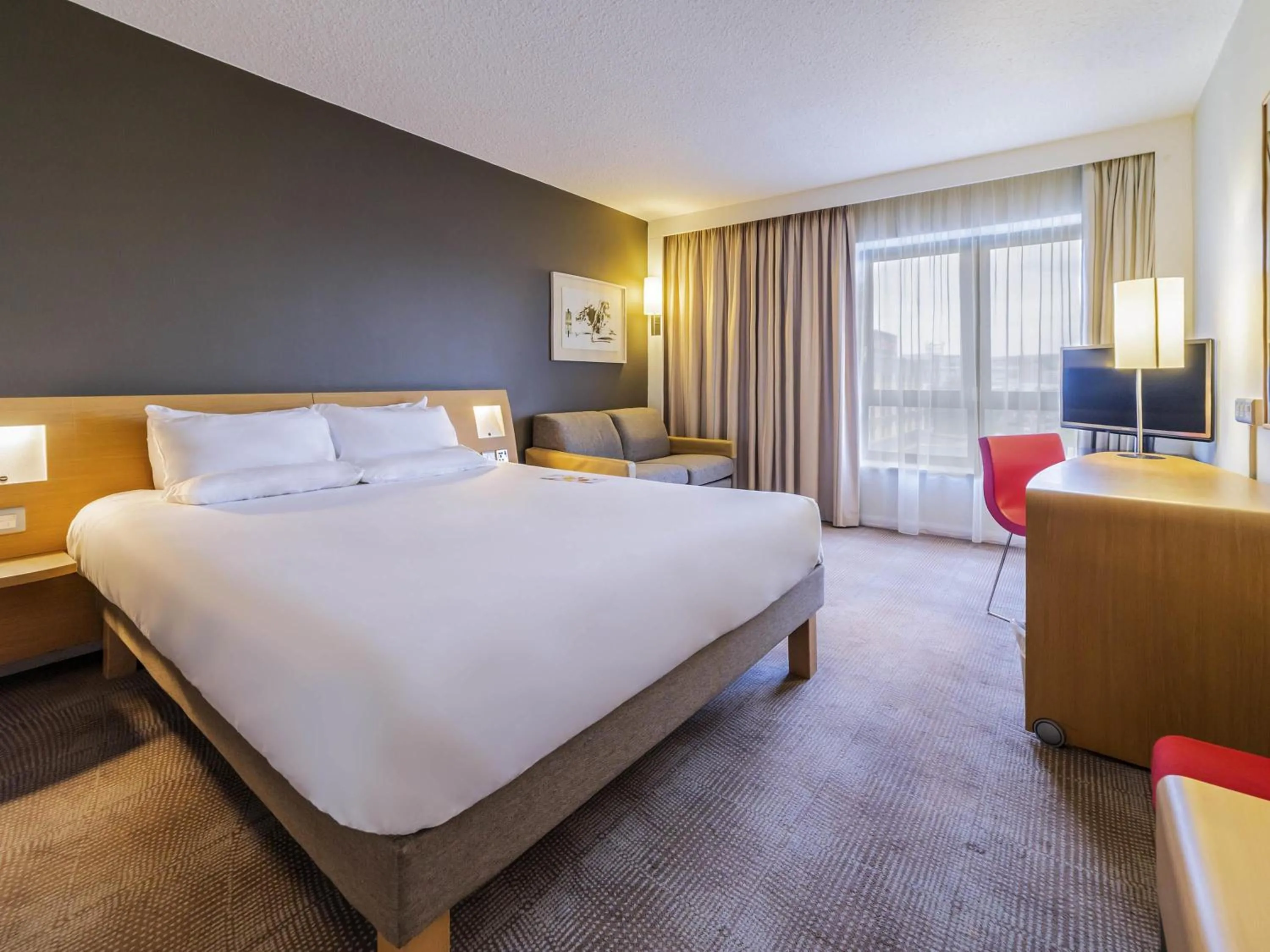 Bedroom, Bed in Novotel Southampton