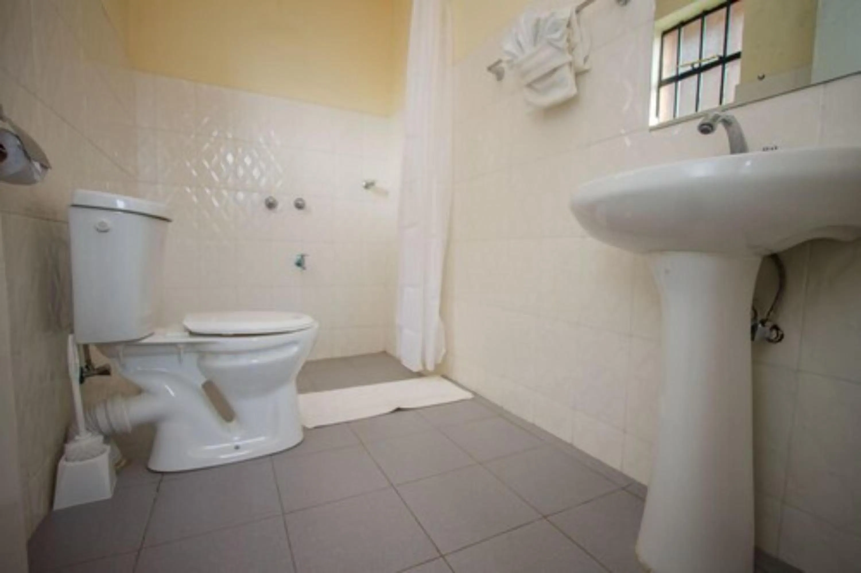 Toilet in Dovenest Lodge