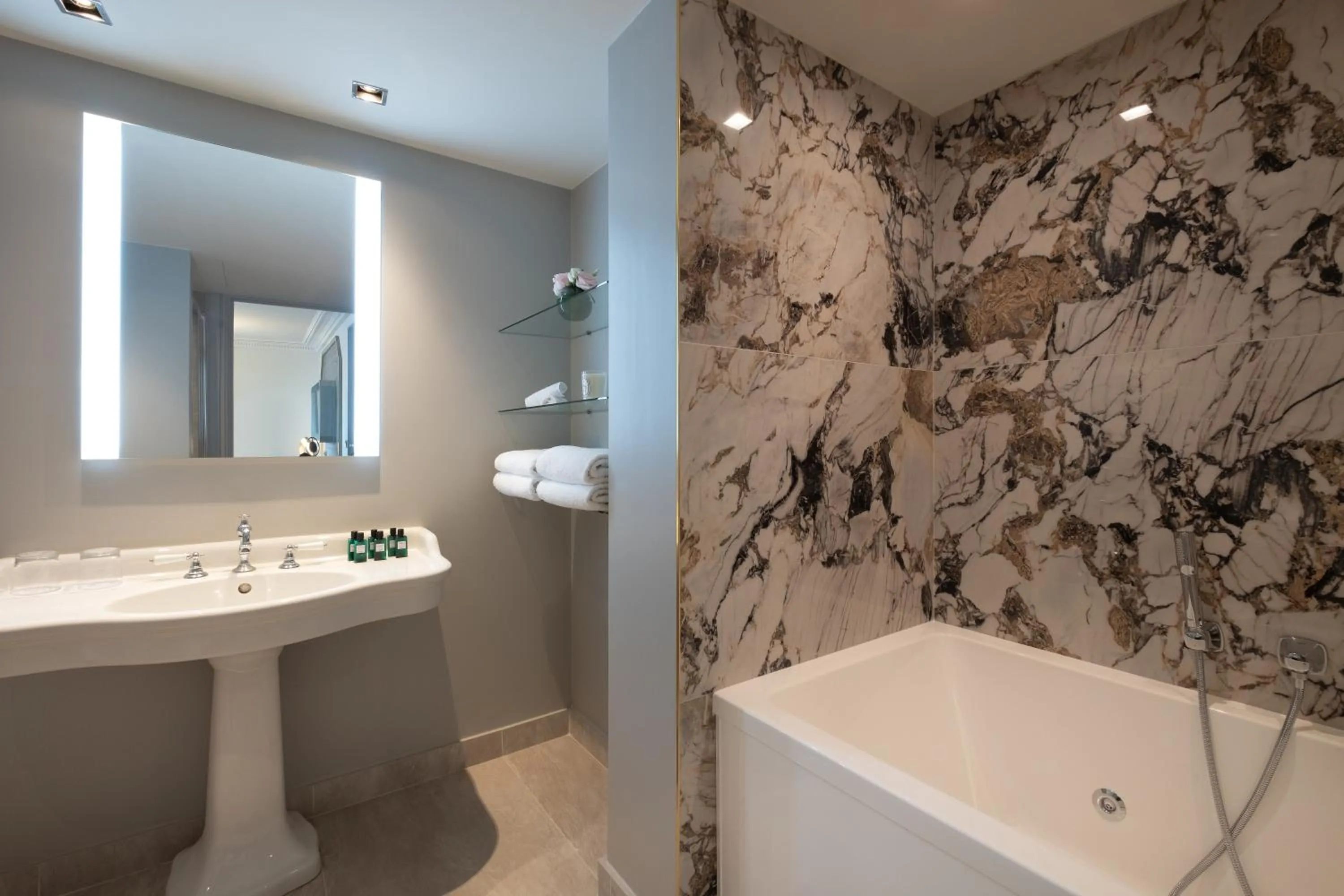 Bathroom in Hôtel Elysia by Inwood Hotels