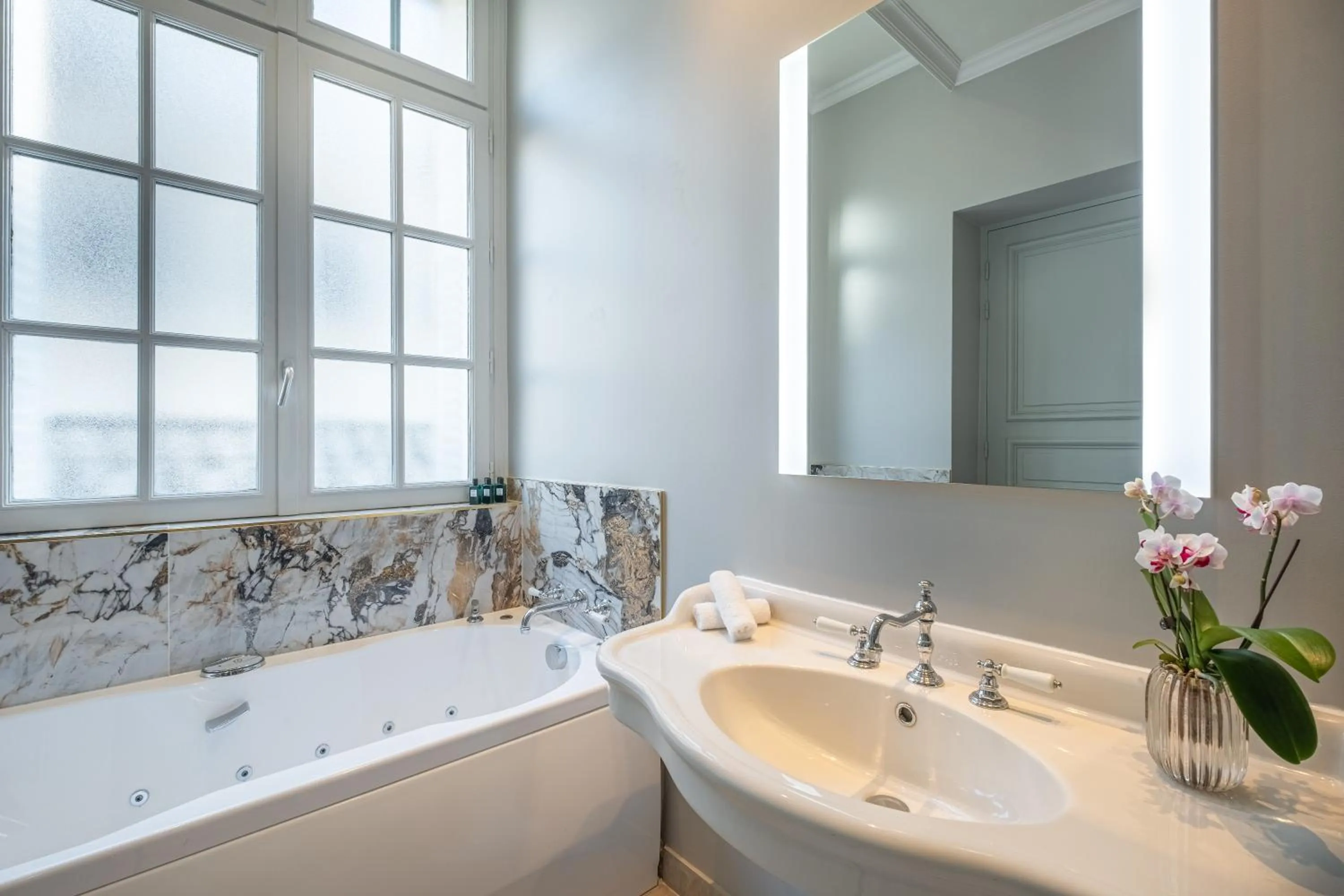 Bathroom in Hôtel Elysia by Inwood Hotels
