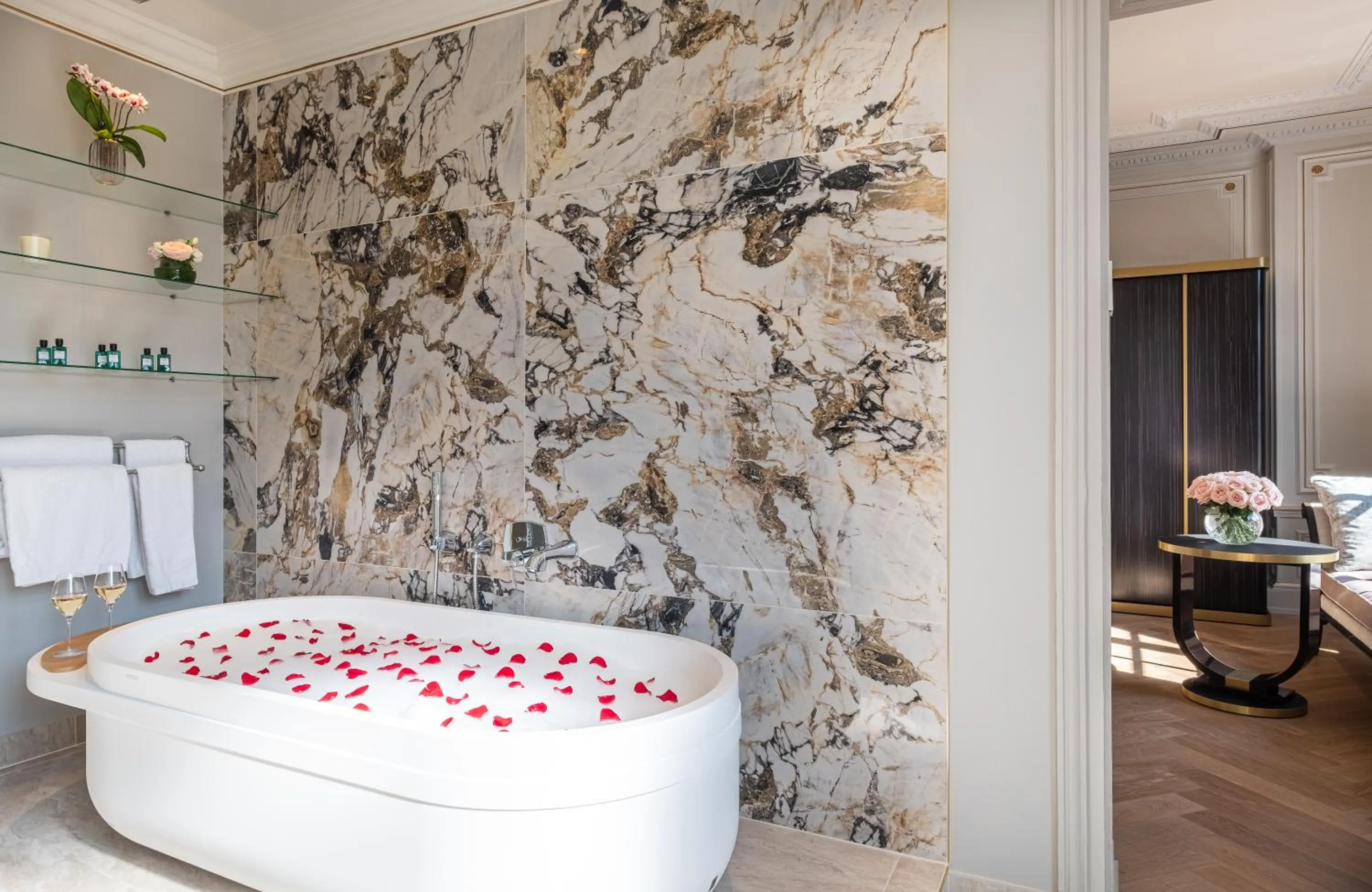 Bathroom, Bed in Hôtel Elysia by Inwood Hotels