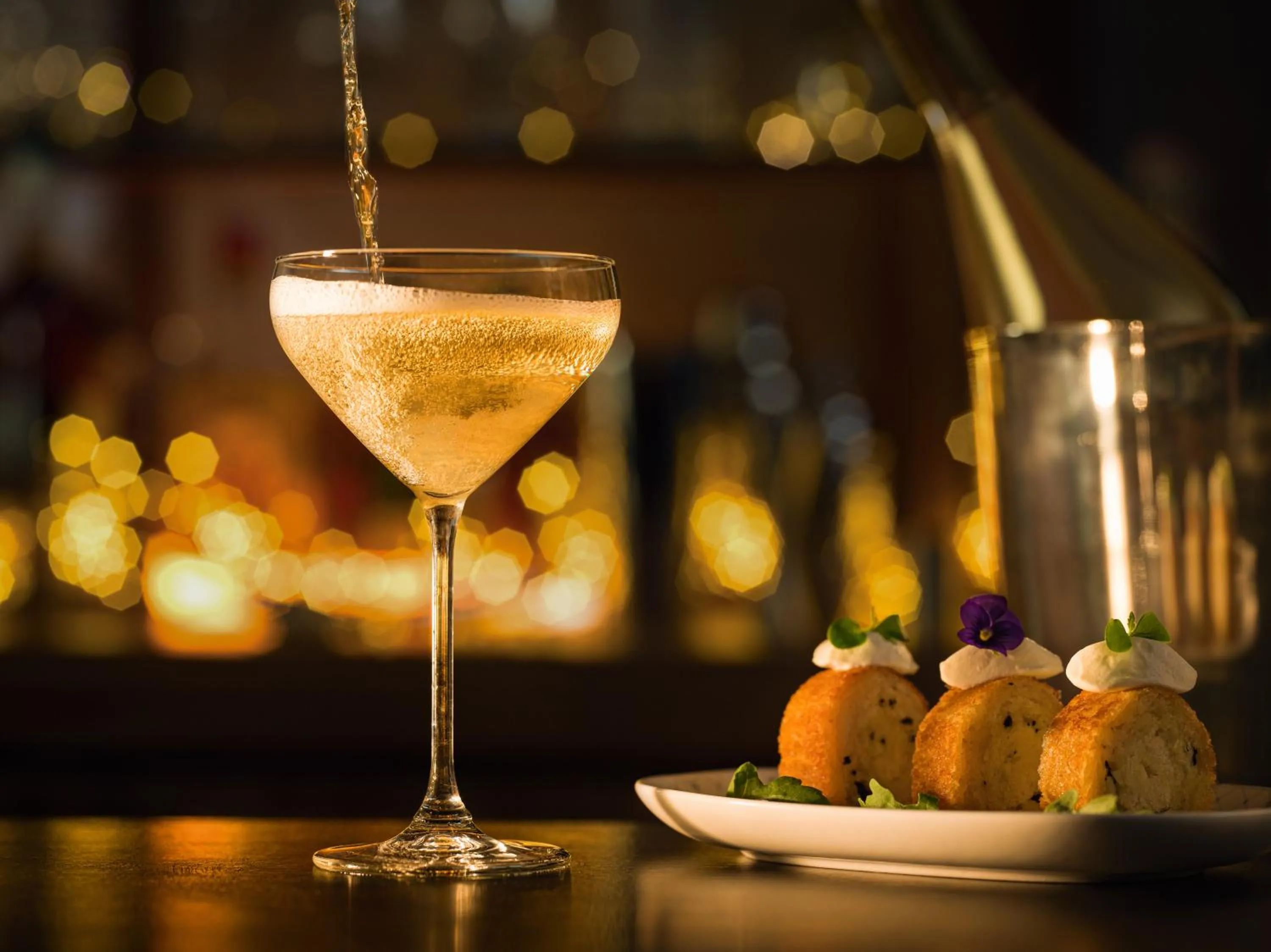 Lounge or bar in Disneyland® Hotel