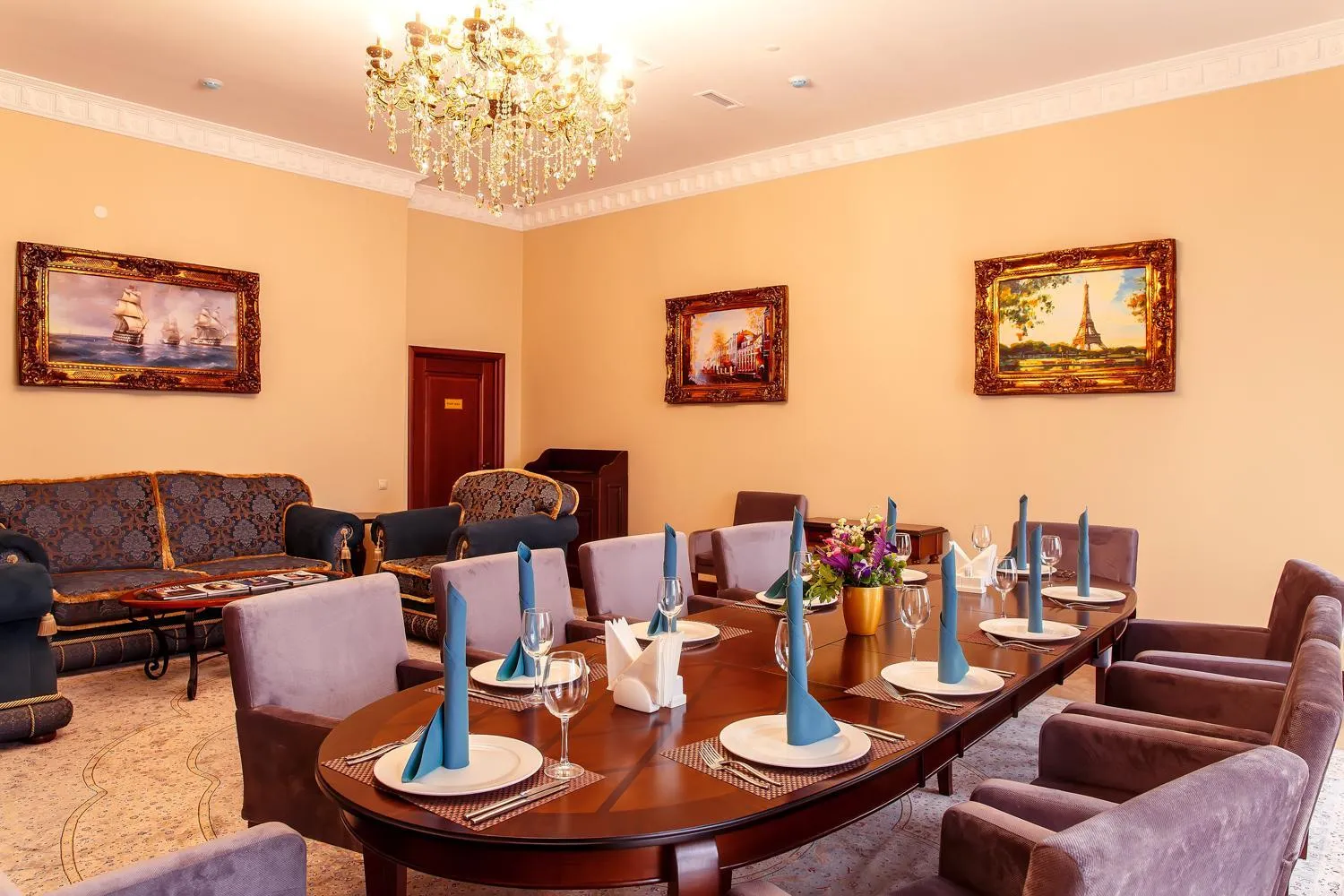 Restaurant/places to eat in Alanda Hotel