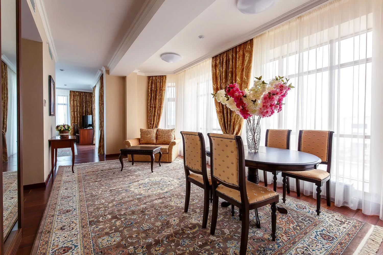 Living room in Alanda Hotel