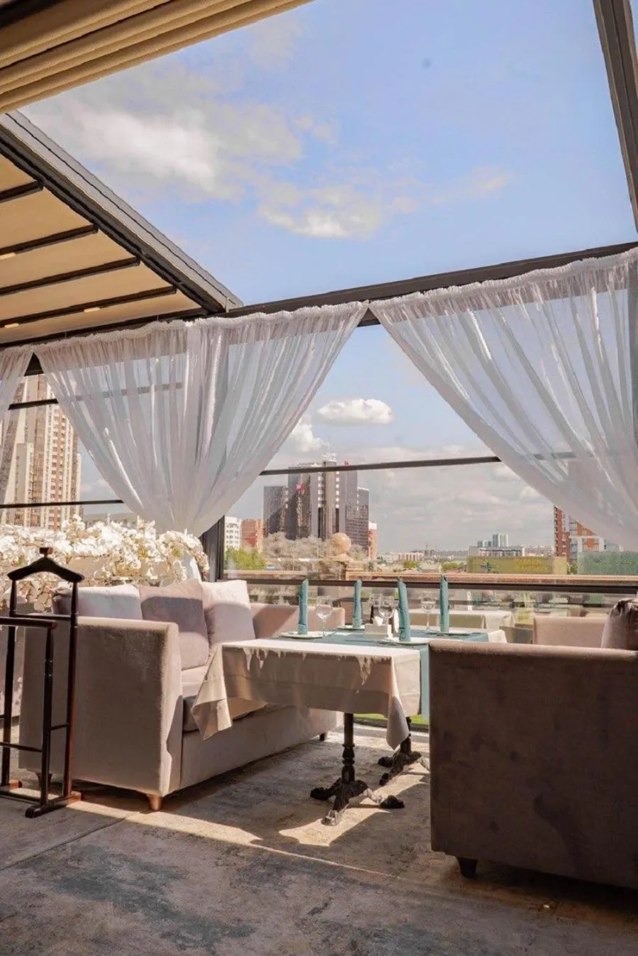 Restaurant/places to eat in Alanda Hotel