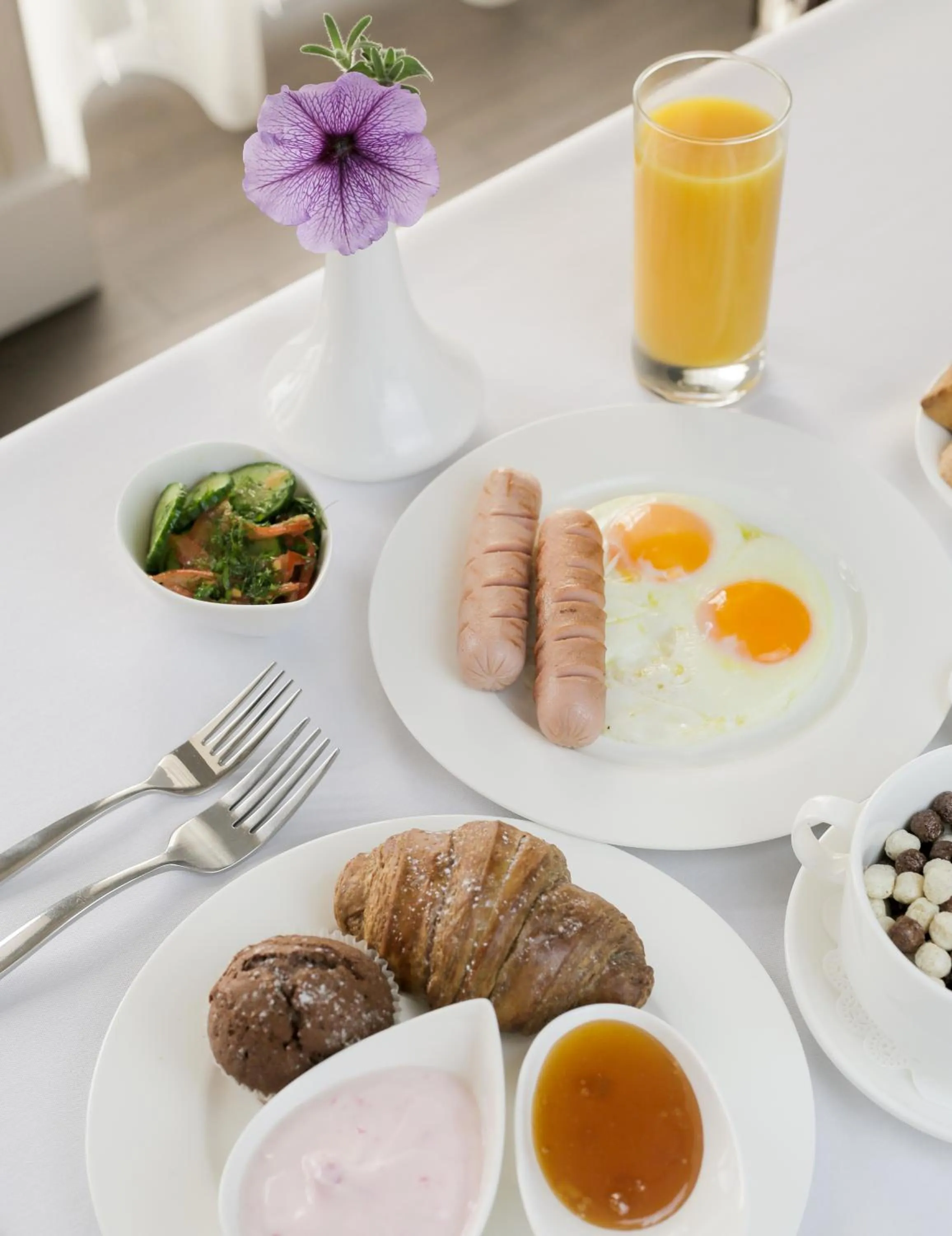 Restaurant/places to eat in Alanda Hotel